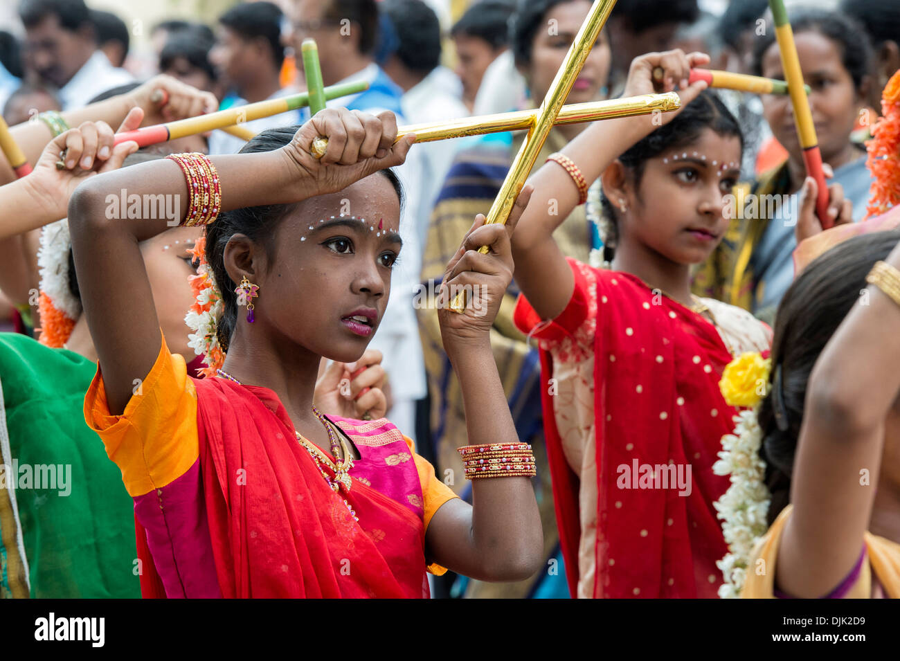 Indische Mädchen in traditioneller Kleidung bei einem Festival in den Straßen von Puttaparthi tanzen. Andhra Pradesh, Indien Stockfoto