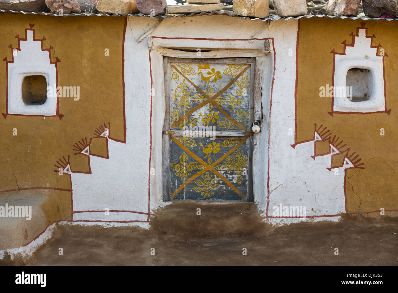 Fassade eines Hauses dekoriert mit Zeichnungen, Farben und Stil dieser nördlichen Region von Rajasthan. Stockfoto