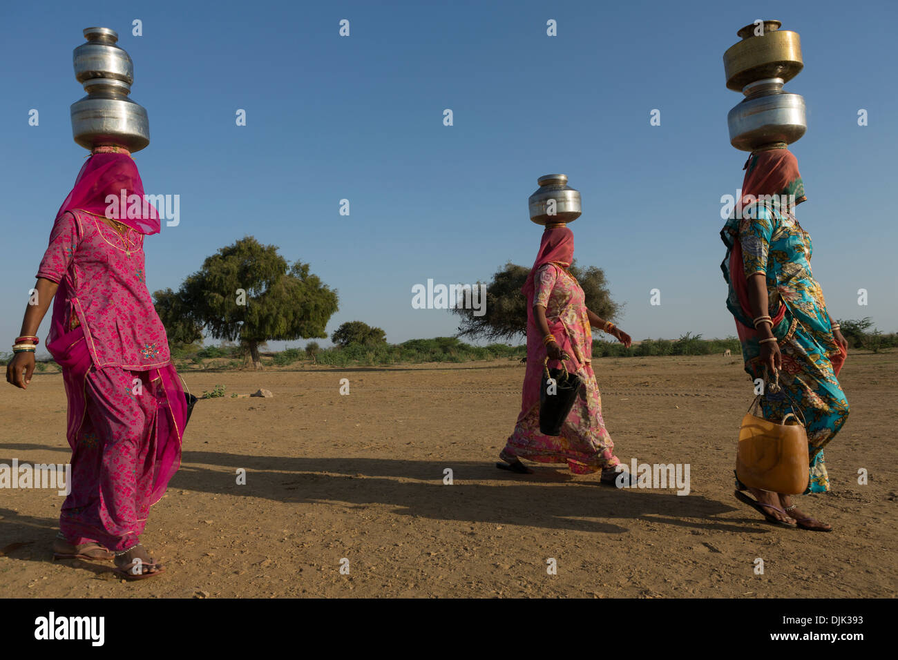 Eine Gruppe von Frauen, die Rückkehr von sammeln Wasser aus einem Brunnen in der Nähe der Stadt. Stockfoto