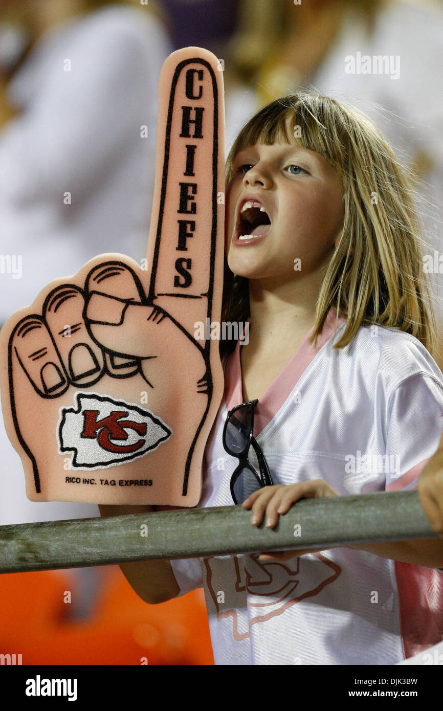 27. August 2010 Jubel während Freitag des Fußballspiels zwischen den Kansas City Chiefs und die Philadelphia Eagles am Arrowhead Stadium in Kansas City, Missouri - Kansas City, Missouri, Vereinigte Staaten von Amerika - A junge Chefs Fan. Die Adler besiegte die Häuptlingen 20-17. (Kredit-Bild: © James Allison/Southcreek Global/ZUMApress.com) Stockfoto