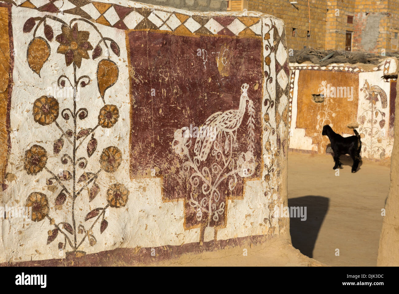 Fassade eines Hauses dekoriert mit Zeichnungen, Farben und Stil dieser nördlichen Region von Rajasthan. Stockfoto