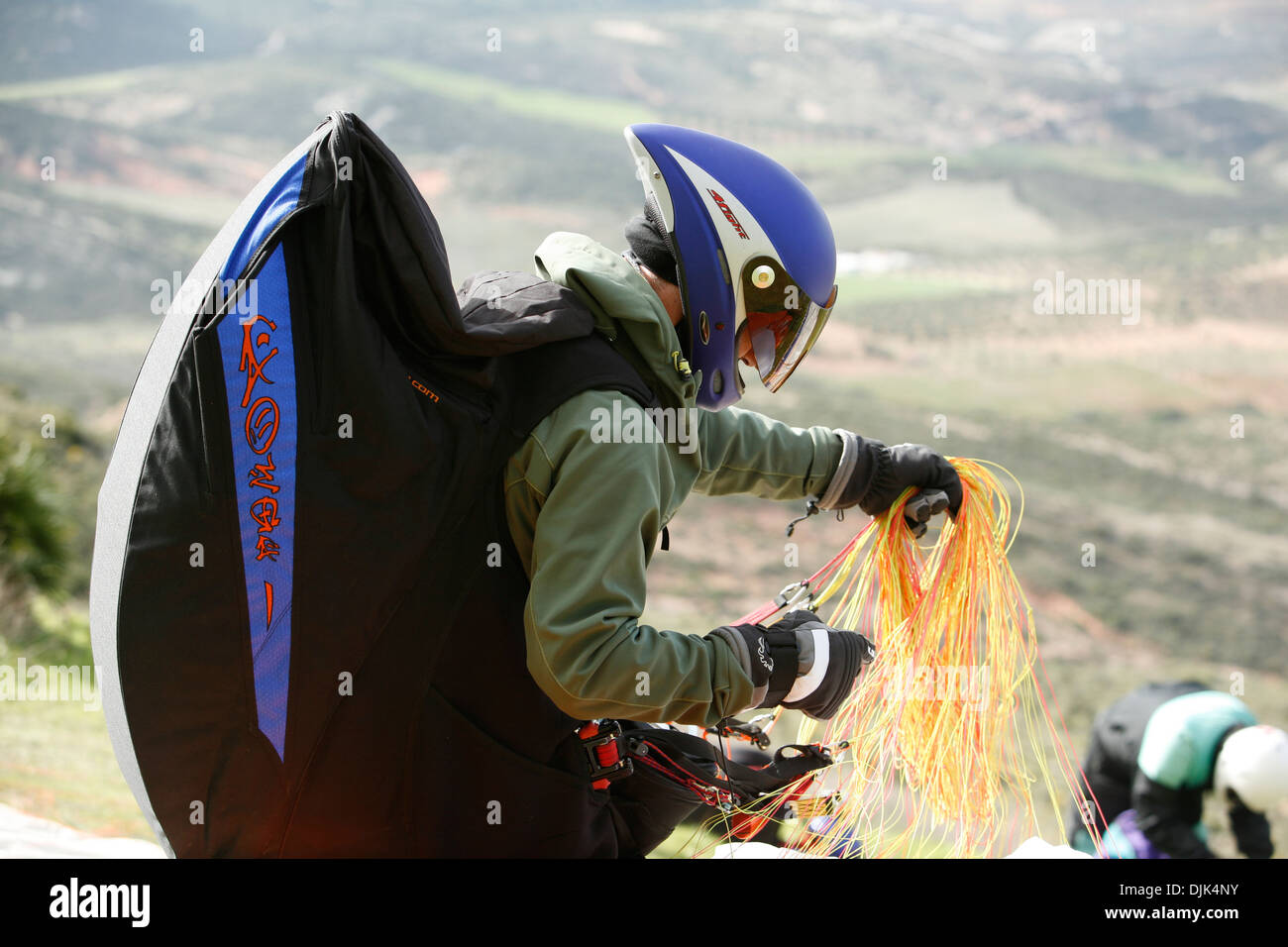 Paragliding im Tal Abdalajis. Material zu überprüfen. Malaga, Andalusien, Spanien Stockfoto