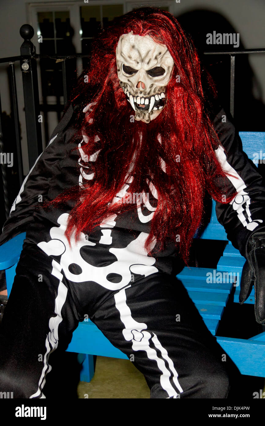 Mann in Halloween Skelett Kostüm Stockfoto