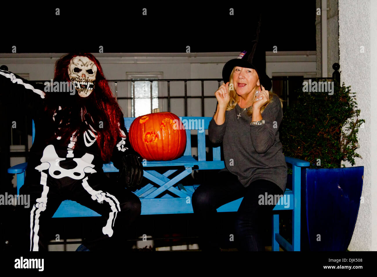 Mann und Frau in Halloween Skelett Kostüm Stockfoto