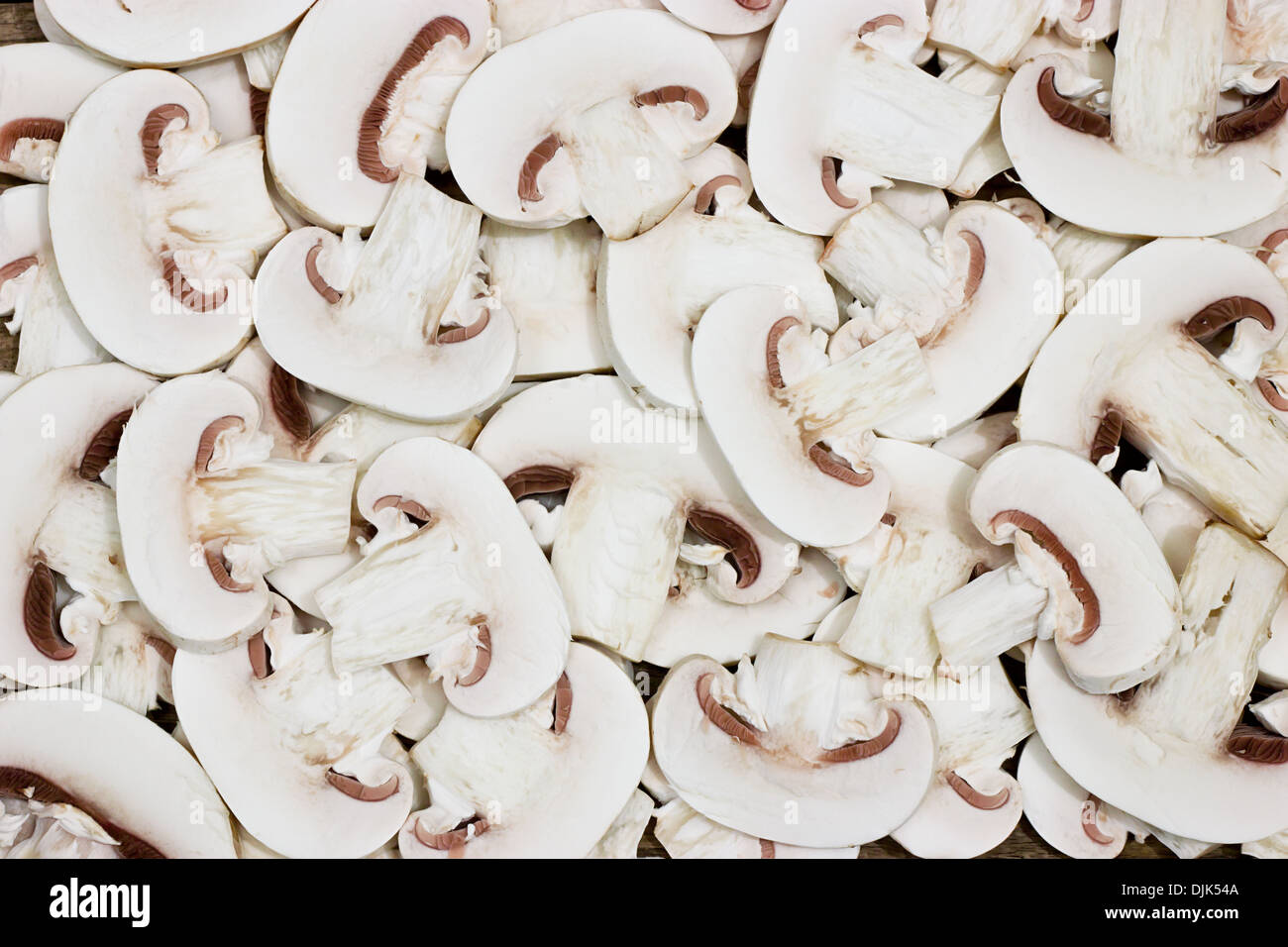 In Scheiben geschnittenen frischen Champignons Schaltflächenhintergrund Stockfoto