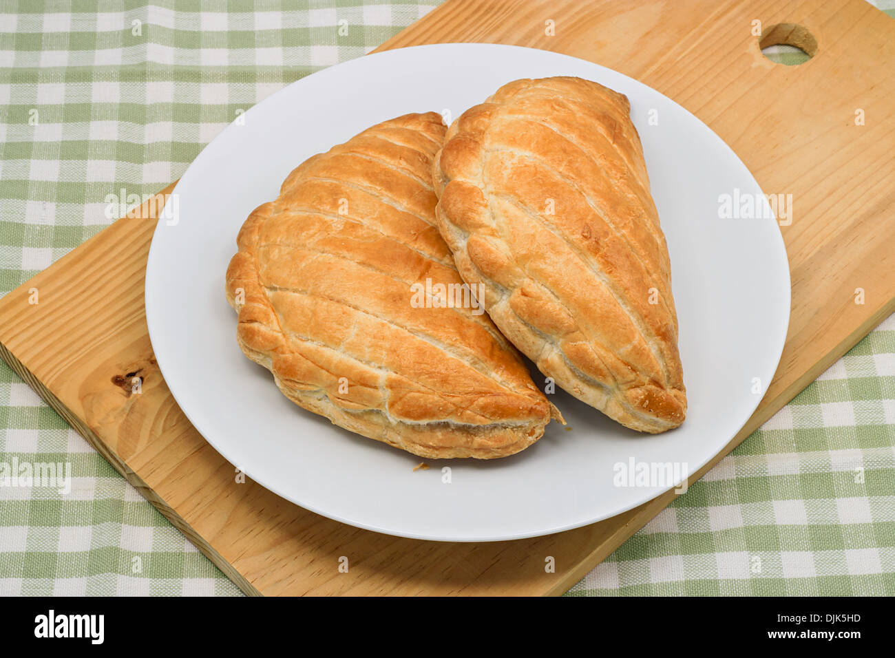 zwei Cornish Pasties auf einer Platte in einem Café-Ambiente Stockfoto