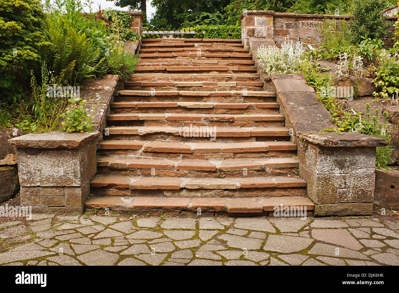 Natürliche Stein Treppe steigen in die Ferne und zentrierte tolles Konzept für Reisen Stockfoto