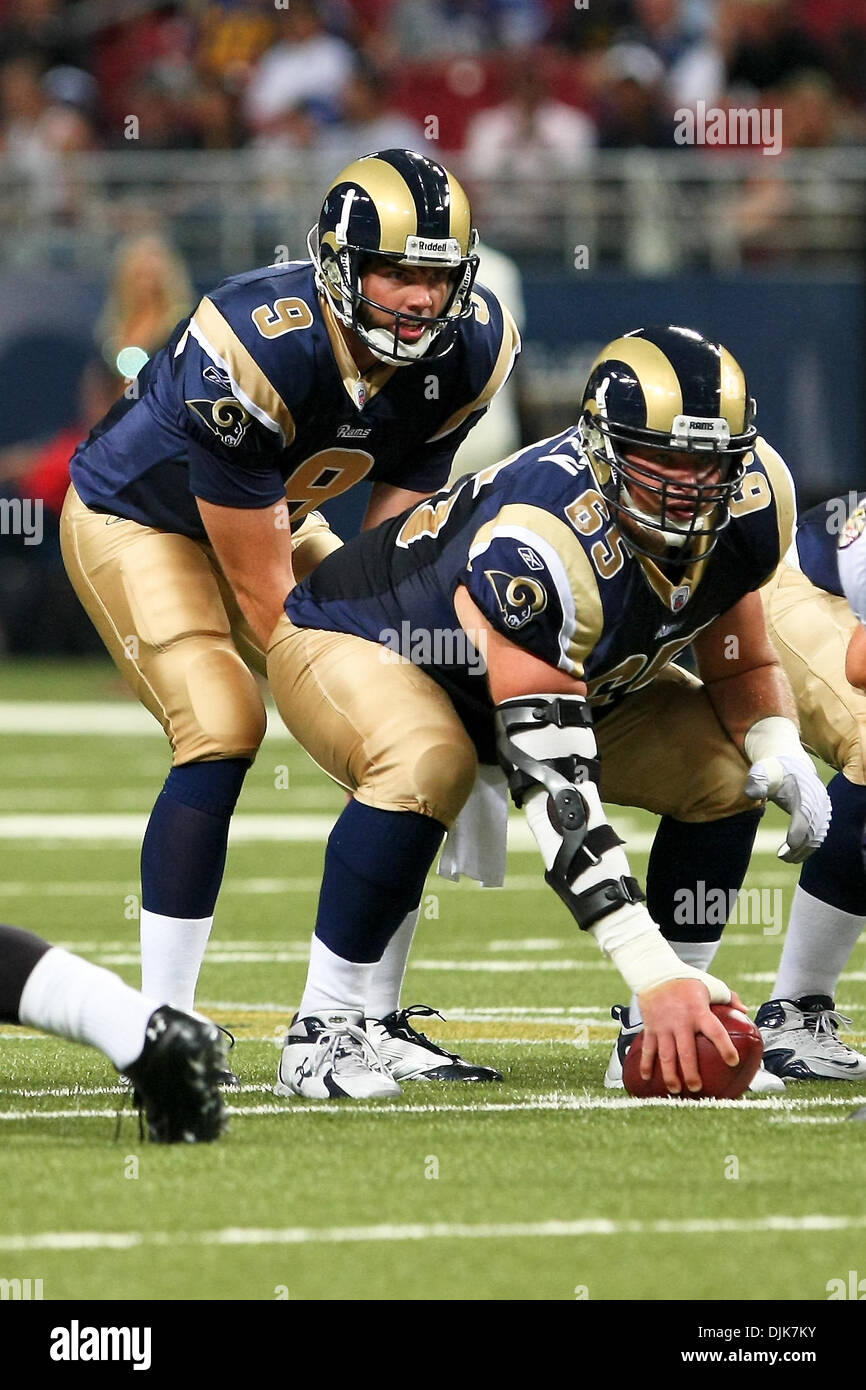 Sep 02, bereitet sich auf den Ball aus St. Louis Rams Center Hank Fraley (#65) während eines Spiels der Vorsaison zwischen den St. Louis Rams und die Baltimore Ravens an der Edward Jones Dome in Saint Louis, Missouri fordern 2010 - Saint Louis, Missouri, Vereinigte Staaten von Amerika - Saint Louis Rams Quarterback Keith Null (#9). Die Rams besiegte die Raben 27-21. (Kredit-Bild: © Scott Kane/S Stockfoto