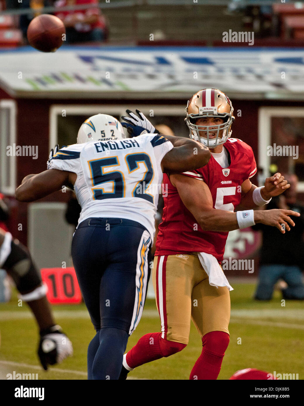 Sep 02, 2010 - San Francisco, Kalifornien - San Francisco 49ers Quarterback DAVID CARR #5 über den Kopf des San Diego Chargers Linebacker LARRY Englisch #52 an der San Francisco 49ers Vs San Diego Chargers NFL Preseason Fußballspiel geht auf im Candlestick Park statt. San Francisco 49ers schlagen San Diego Chargers 17-14. (Kredit-Bild: © Al Golub/ZUMApress.com) Stockfoto