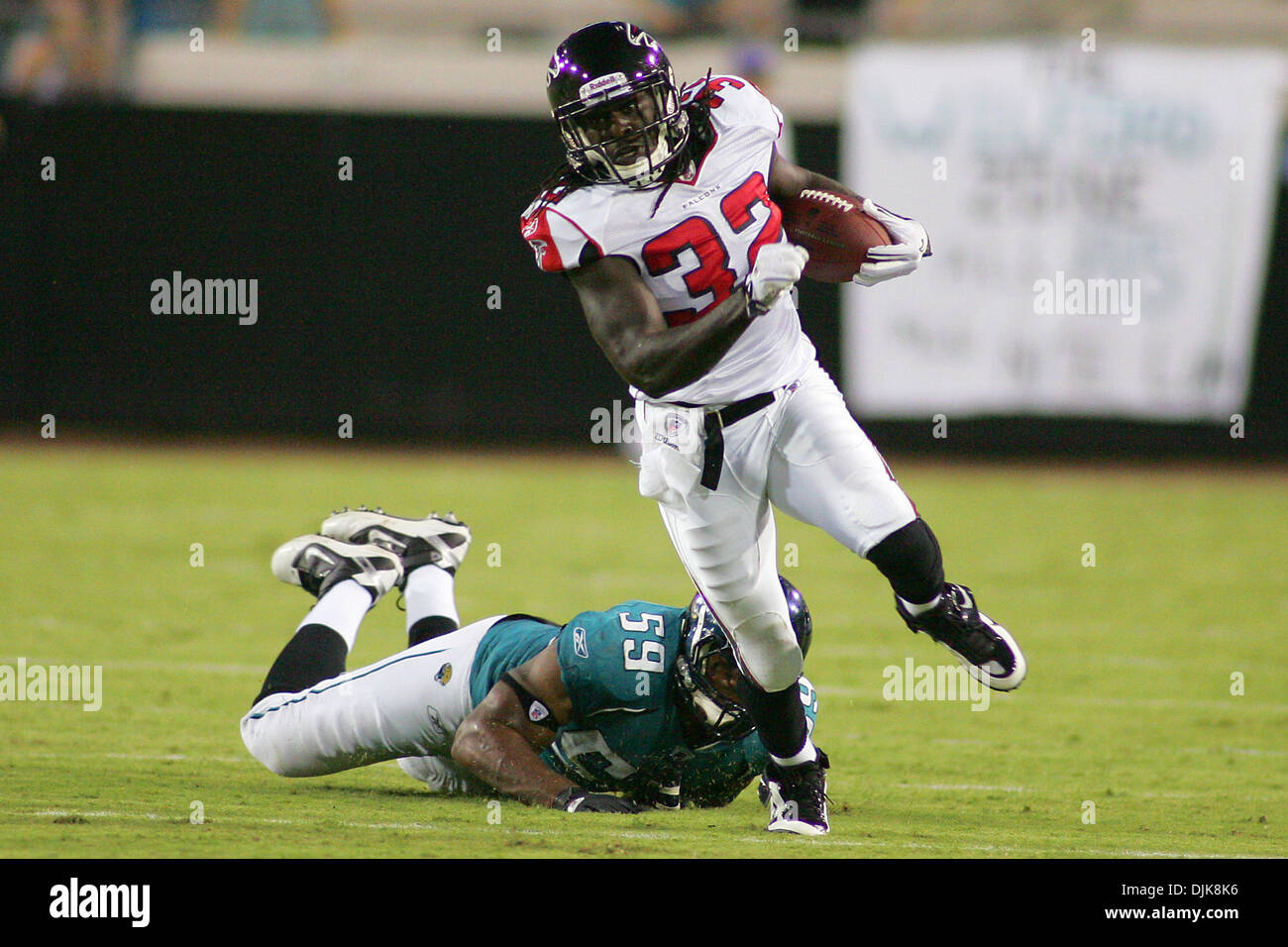 Sep 02, 2010 - Jacksonville, Florida, Vereinigte Staaten von Amerika - Atlanta Falcons Runningback Jerious Norwood läuft ein Spiel früh im Spiel gegen die Jacksonville Jaguars. Die Jaguars führen die Falcons 10-6 zur Halbzeit im Spiel bei Everbank Field in Jacksonville, FL. (Credit-Bild: © David Roseblum/Southcreek Global/ZUMApress.com) Stockfoto