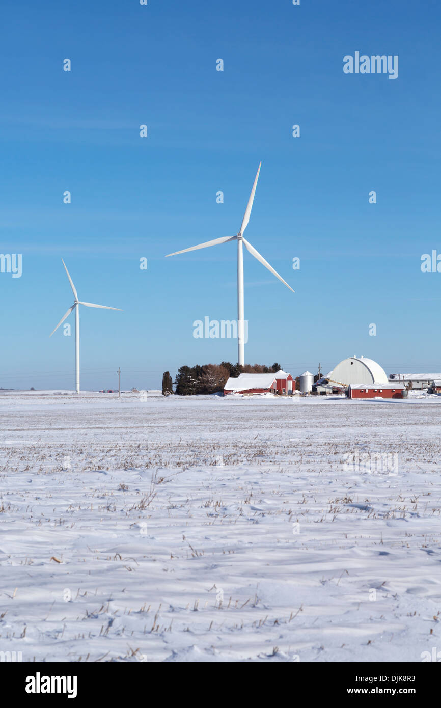 Windkraftanlagen vom Elch Energie Windpark erhebt sich über einen Bauernhof und der Schnee bedeckt Landschaft in der Nähe von Greeley Stockfoto