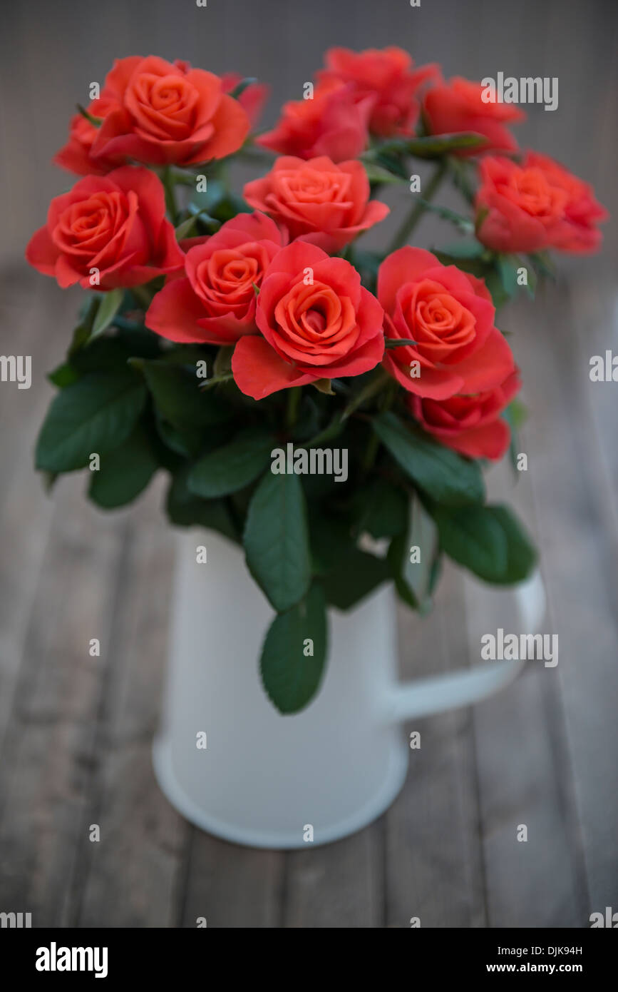 Blumen in einer Vase auf einem hölzernen Hintergrund Stockfoto