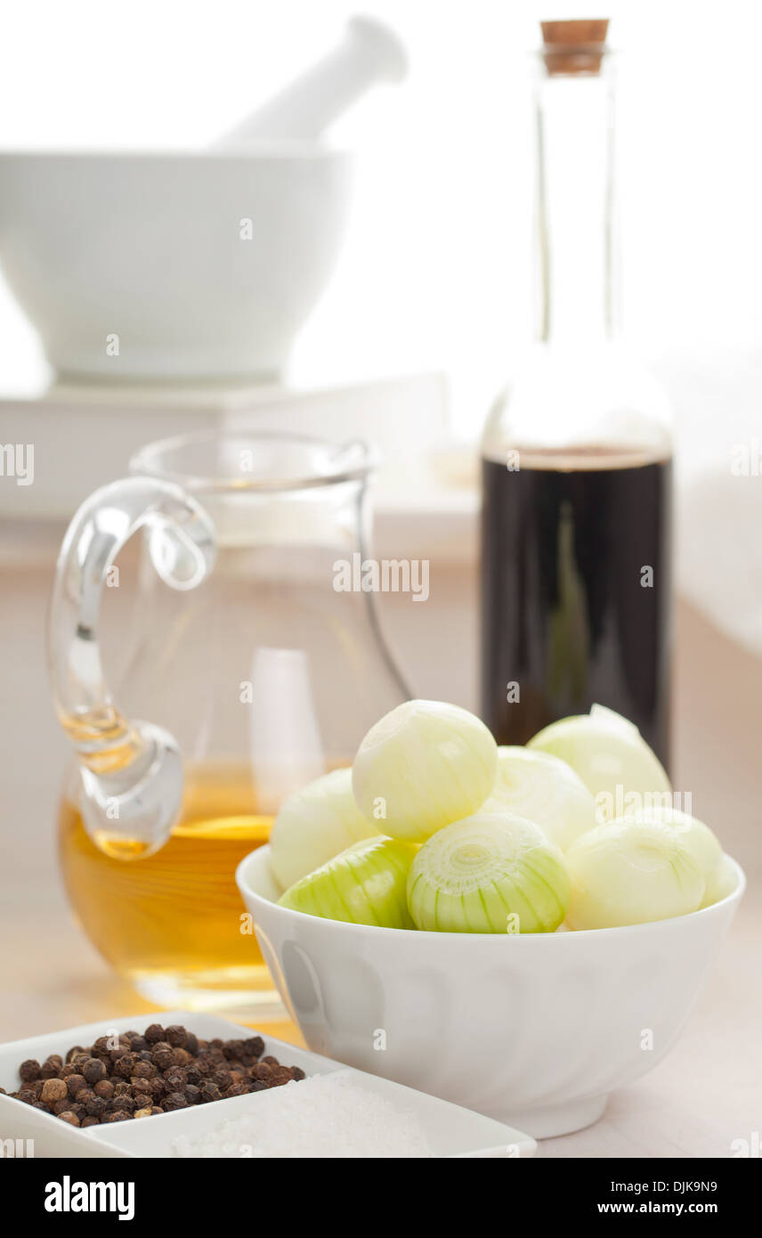 Beizen in dunklen Balsamico-Essig Zutaten eingelegte Zwiebeln Stockfoto