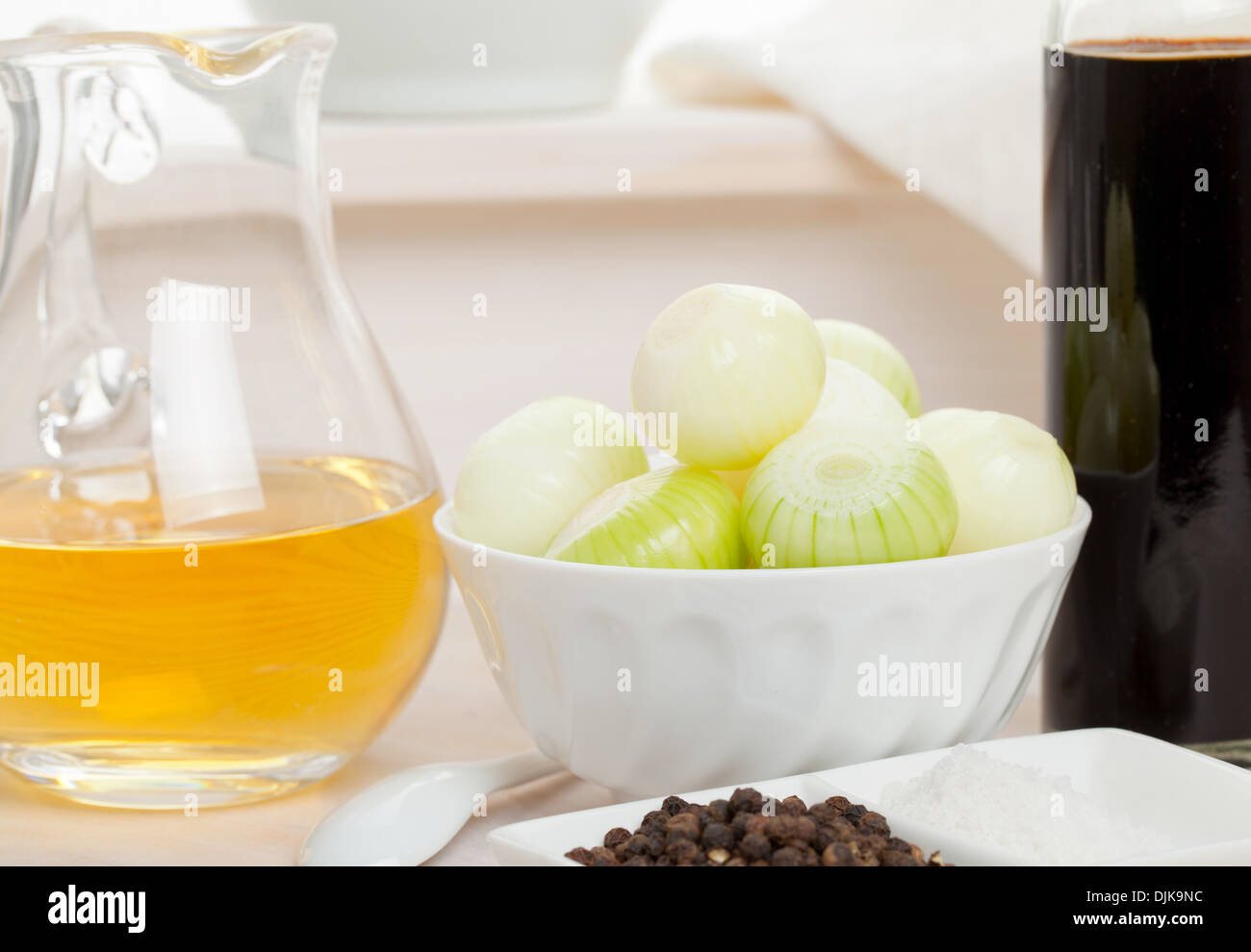Beizen in dunklen Balsamico-Essig Zutaten eingelegte Zwiebeln Stockfoto