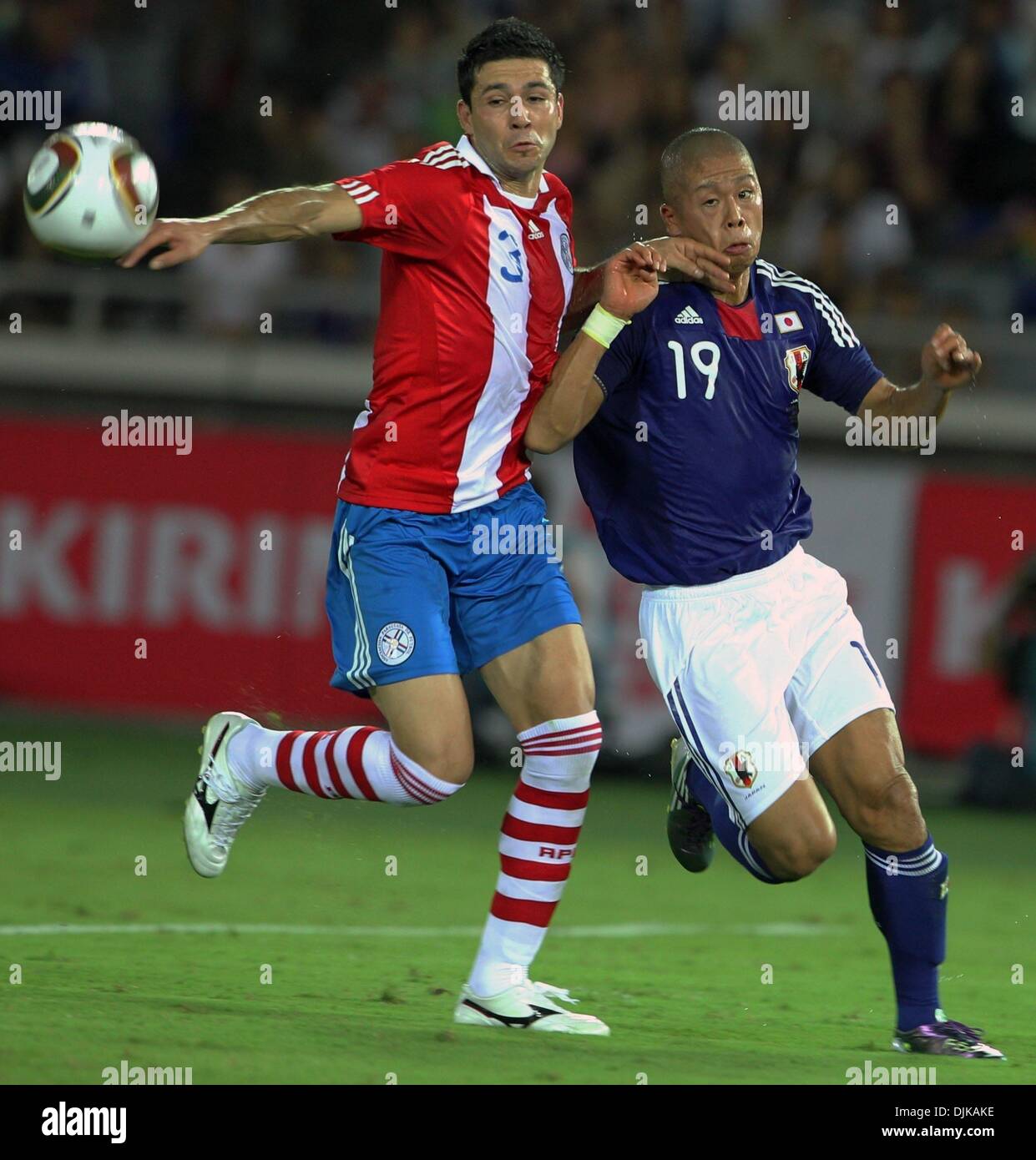 Sep 04, 2010 - Yokohama, Kanagawa, Japan - ANTOLIN ALCARAZ von Paraguay und TAKAYUKI MORIMOTO Japans kämpfen um den Ball während des Kirin-Challenge-Cup-Spiels zwischen Japan und Paraguay im Nissan-Stadion. Japan besiegt Paraguay 1: 0.  (Kredit-Bild: © Koichi Kamoshida/Jana/ZUMApress.com) Stockfoto