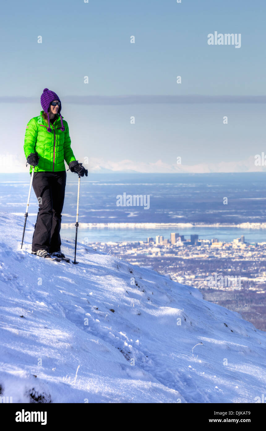 Frau Schneeschuhwanderer unter In der Ansicht von Blueberry Hill im Bereich Glen Alpen des Chugach State Park mit Blick auf Anchorage Stockfoto