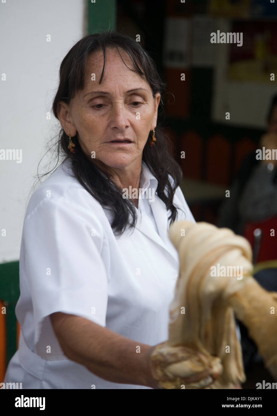 Eine Frau macht das traditionelle süße "Gelatina de Pata" auf der Straße in Salento, Kolumbien Stockfoto