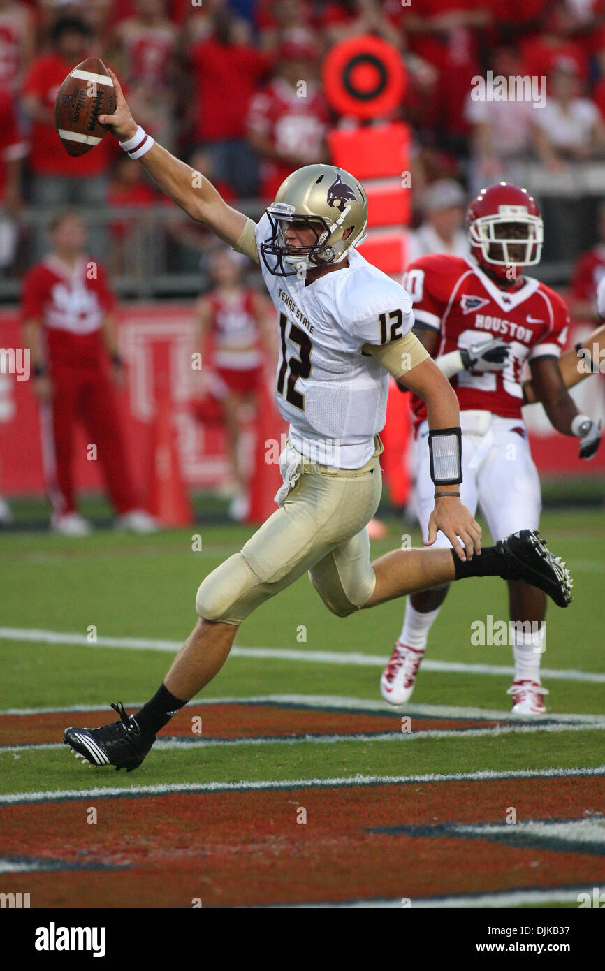 Sep 04, läuft 2010 - Houston, Texas, Vereinigte Staaten von Amerika - Texas State Quarterback Tyler Arndt (12) der Ball für einen Touchdown in der ersten Hälfte. Die University of Houston Cougars besiegte die Texas State Bobcats 68 - 28 im Robertson Stadium in Houston, Texas. (Kredit-Bild: © Luis Leyva/Southcreek Global/ZUMApress.com) Stockfoto