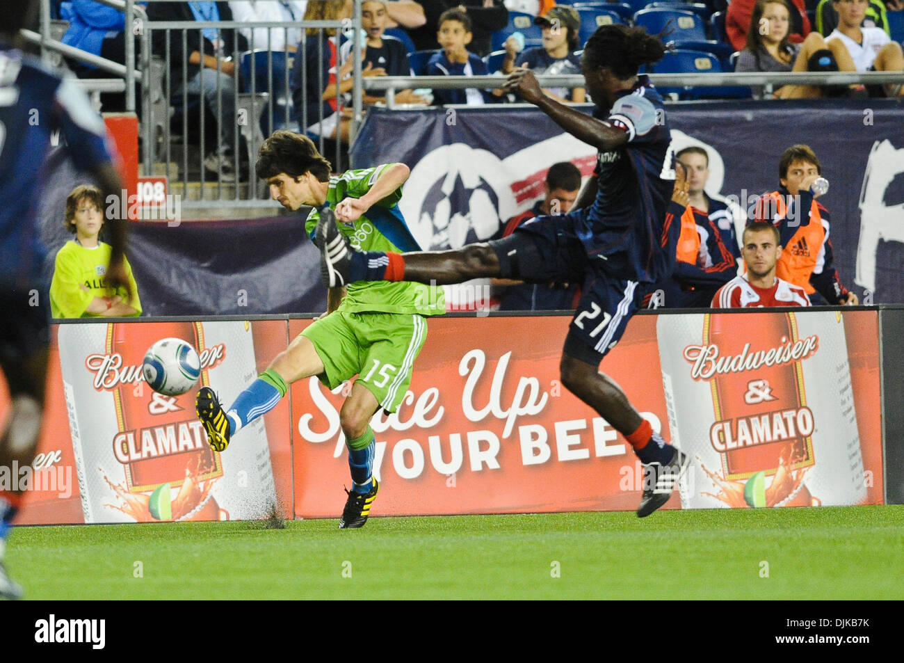 Sep 04, 2010 - Foxborough, Massachusetts, Vereinigte Staaten von Amerika - New England Revolution Mittelfeldspieler SHALRIE JOSEPH (21) spät, um einen Kick von Seattle Sounders Mittelfeldspieler ALVARO FERNANDEZ (15) blockieren in einem MLS-Spiel im Gillette Stadium. (Kredit-Bild: © Geoff Bolte/Southcreek Global/ZUMApress.com) Stockfoto