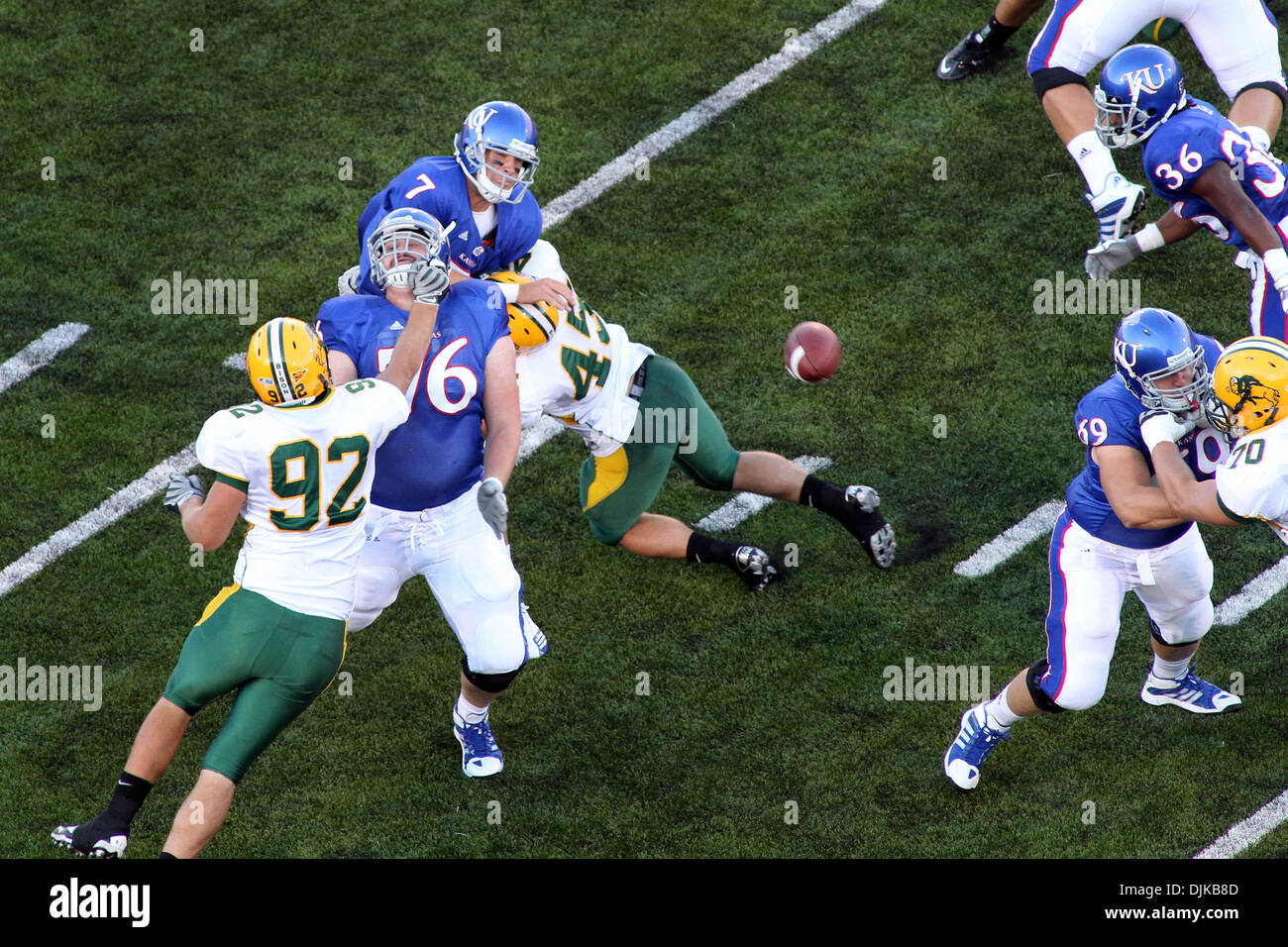 Sep 04, 2010 - Lawrence, Kansas, Vereinigte Staaten von Amerika - Kansas offensive Linienrichter Brad Thorson (76) Blöcke North Dakota State defensive End Coulter Boyer (92) wie Kansas Kale wählen (7) quarterback wirft kurz vor von North Dakota State Linebacker Chad Willson (45) Überfahren während der Spielaktion im Memorial Stadium in Lawrence, Kansas.  Die North Dakota State Bisons besiegte die Stockfoto