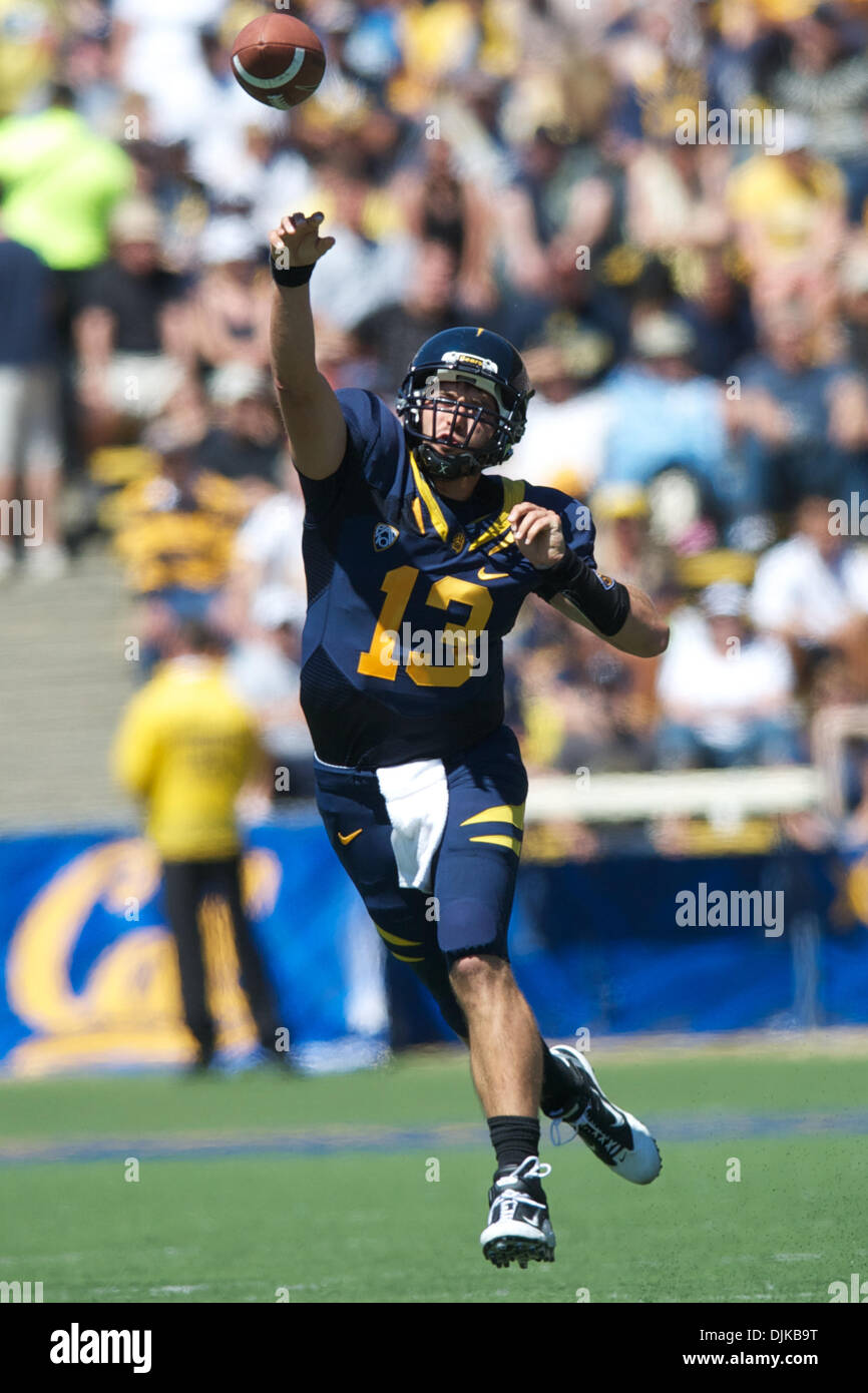 Sep 04, 2010 - Berkeley, California, Vereinigte Staaten von Amerika - Cal QB Kevin Riley (13) startet einen Pass während der NCAA Spiel zwischen die California Golden Bears und die UC Davis Aggies Memorial Stadium.  Cal geroutet Davis 52-3. (Kredit-Bild: © Matt Cohen/Southcreek Global/ZUMApress.com) Stockfoto