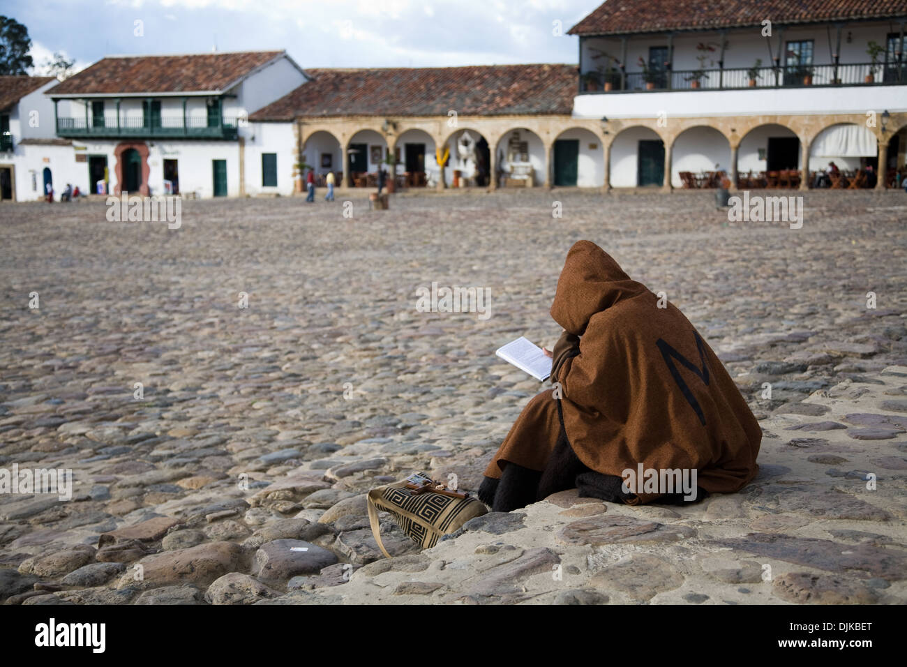 Ein Mönch in Villa de Leyva, Kolumbien lesen Stockfoto