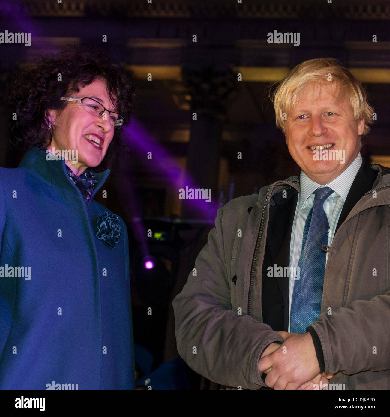 Trafalgar Square, London, UK. 28. November 2013 - Gillian Merron, ex-MP und ex-Minister für Volksgesundheit und Boris Johnson, Bürgermeister von London zu Chanukka Platz 2013. Chanukka auf dem Platz ist eine jährliche Veranstaltung der Gemeinschaft, von der jüdischen Leadership Council, London Jewish Forum, Chabad präsentiert und unterstützt durch den Bürgermeister von London. Bildnachweis: Stephen Chung/Alamy Live-Nachrichten Stockfoto