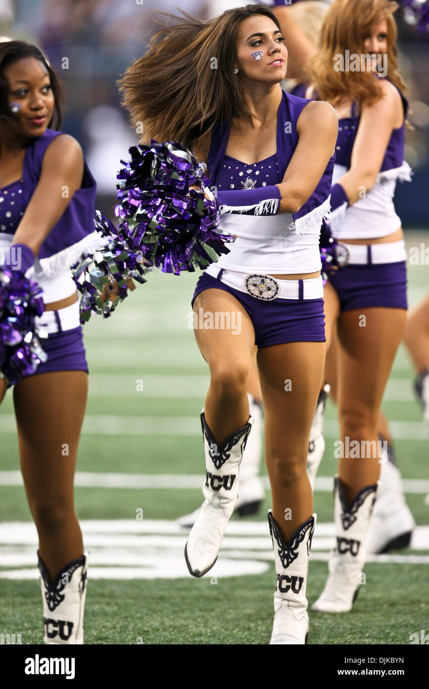 Sep 04, 2010 - Arlington, Texas, Vereinigte Staaten von Amerika - TCU Cheerleader in Aktion während der TCU vs Oregon State Football-Spiel im Cowboys Stadium in Arlington, TX. (Kredit-Bild: © Dan Wozniak/Southcreek Global/ZUMApress.com) Stockfoto