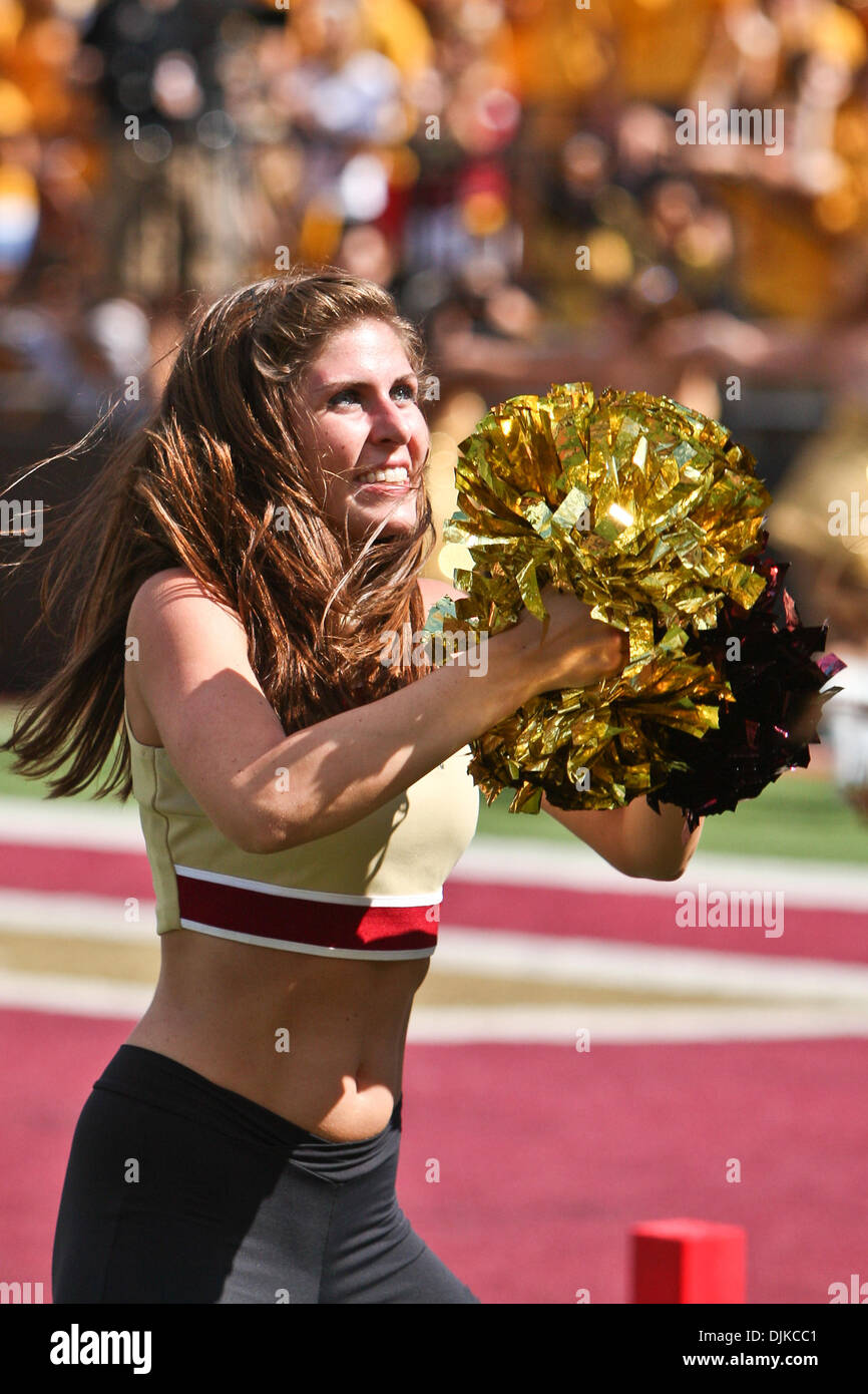 Sep 04, 2010 - Chestnut Hill, Massachusetts, Vereinigte Staaten von Amerika - Boston College Eagles Cheerleader an der Seitenlinie während der Halbzeit beim Saisonauftakt gegen Weber State University Wildcats durchführen.  Boston College Eagles besiegte der Weber State University Wildcats 38 bis 20. (Kredit-Bild: © Mark Box/Southcreek Global/ZUMApress.com) Stockfoto