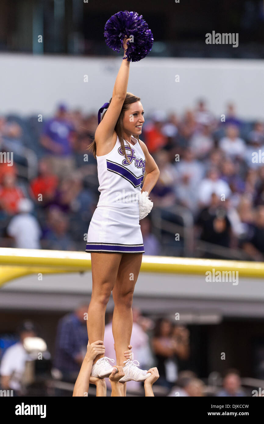 Sep 04, 2010 - Arlington, Texas, Vereinigte Staaten von Amerika - 4. September 2010: TCU Cheerleader während Pregame durchführt.  TCU gewinnt 30-21 im Cowboys Stadium in Arlington, Texas. (Kredit-Bild: © Andrew Dieb/Southcreek Global/ZUMApress.com) Stockfoto