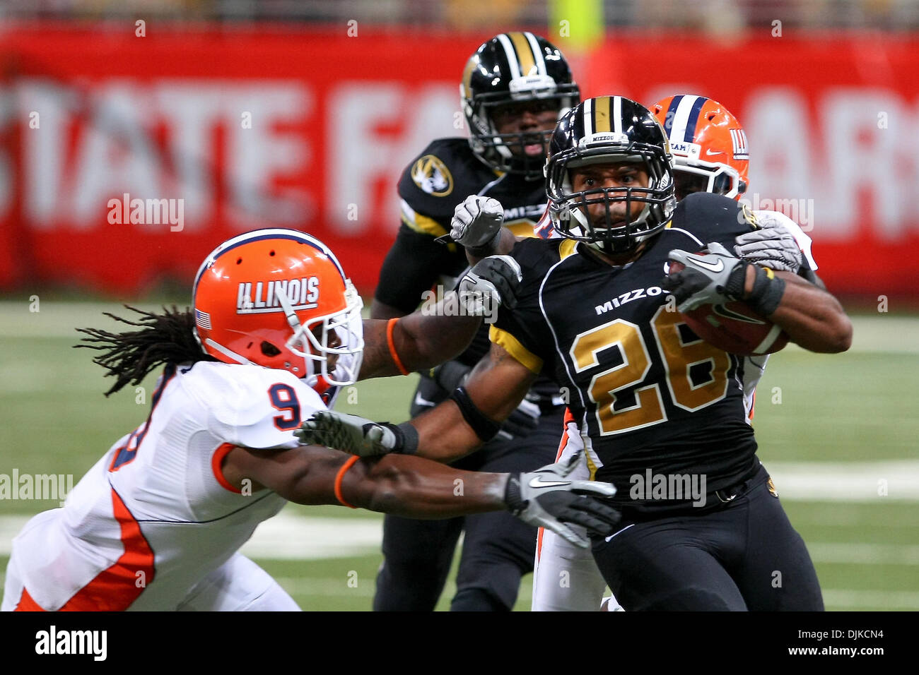 Sep 04, 2010 - Saint Louis, Missouri, Vereinigte Staaten von Amerika - Illinois Fighting Illini Cornerback Trulon Henry (9) Tauchgänge für Missouri Tigers Wide Receiver t.j. Moe (28) bei der Saisoneröffnung 2010 State Farm Bogen Rivalität Spiel zwischen Missouri Tigers und die Illinois Fighting Illini im Edward Jones Dome in Saint Louis, Missouri. Missouri besiegte Illinois 23-13. (Credit Stockfoto