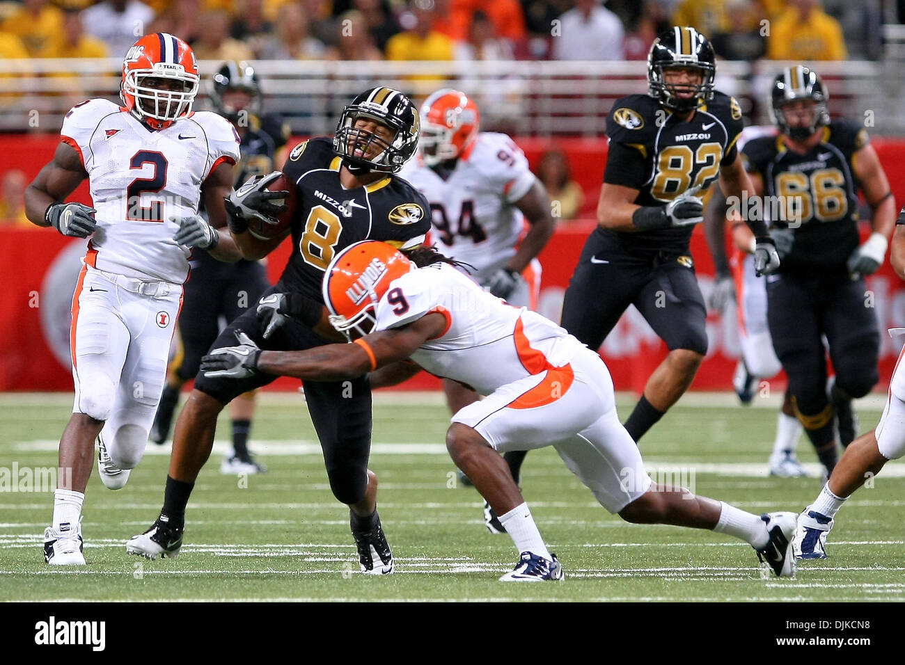 Sep 04, 2010 - Saint Louis, Missouri, Vereinigte Staaten von Amerika - Illinois Fighting Illini Cornerback Trulon Henry (9) packt Missouri Tigers Wide Receiver Wes Kemp (8) während der Saisoneröffnung 2010 State Farm Bogen Rivalität Spiel zwischen Missouri Tigers und die Illinois Fighting Illini im Edward Jones Dome in Saint Louis, Missouri. Missouri besiegte Illinois 23-13. (Kredit-ich Stockfoto