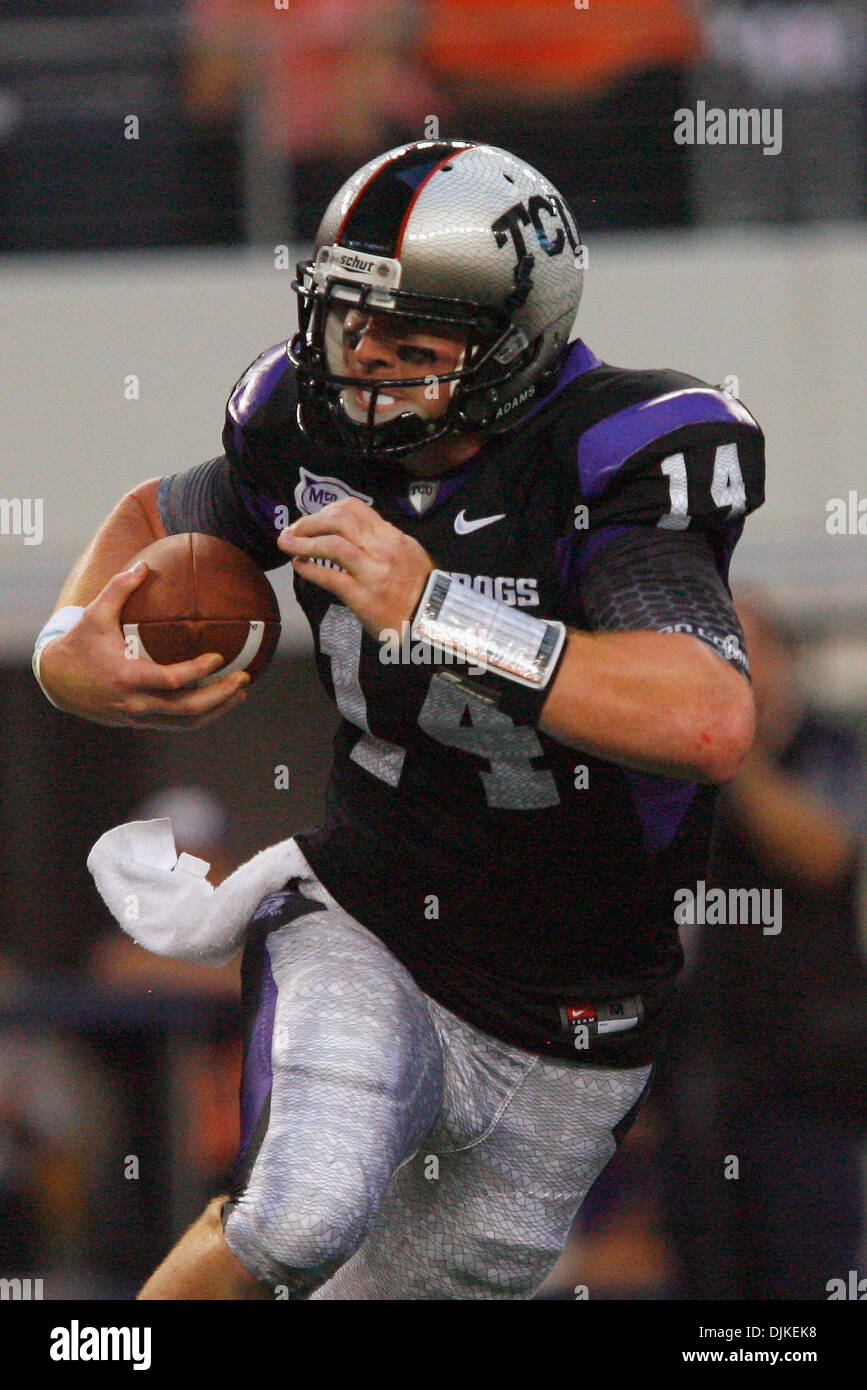 4. September 2010 sieht - Arlington, Texas, Vereinigte Staaten von Amerika - TCU Horned Frogs Quarterback Andy Dalton #14 downfield für die Ausführung von Zimmer während des Spiels zwischen der TCU Horned Frogs und der Oregon State Beavers im Cowboys Stadium in Arlington, Texas. TCU schlagen Oregon State 30-21. (Kredit-Bild: © Matt Pearce/Southcreek Global/ZUMApress.com) Stockfoto