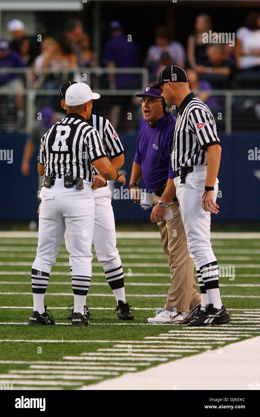 4. September 2010 - Arlington, Texas, Vereinigte Staaten von Amerika - TCU Horned Frogs Cheftrainer Gary Patterson beschreibt einen Anruf von den Beamten während des Spiels zwischen der TCU Horned Frogs und der Oregon State Beavers im Cowboys Stadium in Arlington, Texas. TCU schlagen Oregon State 30-21. (Kredit-Bild: © Matt Pearce/Southcreek Global/ZUMApress.com) Stockfoto