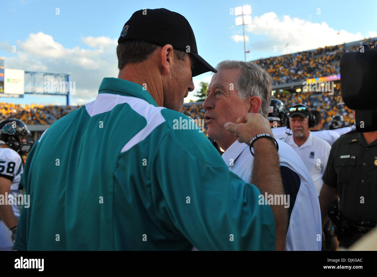 Sep 06, 2010 - Morgantown, West Virginia, Vereinigte Staaten von Amerika - West Virginia Head Coach Bill Stewart (rechts) und Coastal Carolina Coach Dave Bennett (links) treffen sich am Mittelfeld nach dem Spiel bei Mountaineer Field.  West Virginia besiegt Coastal Carolina von einem Endstand von 31: 0. (Kredit-Bild: © Brian befreit/Southcreek Global/ZUMApress.com) Stockfoto