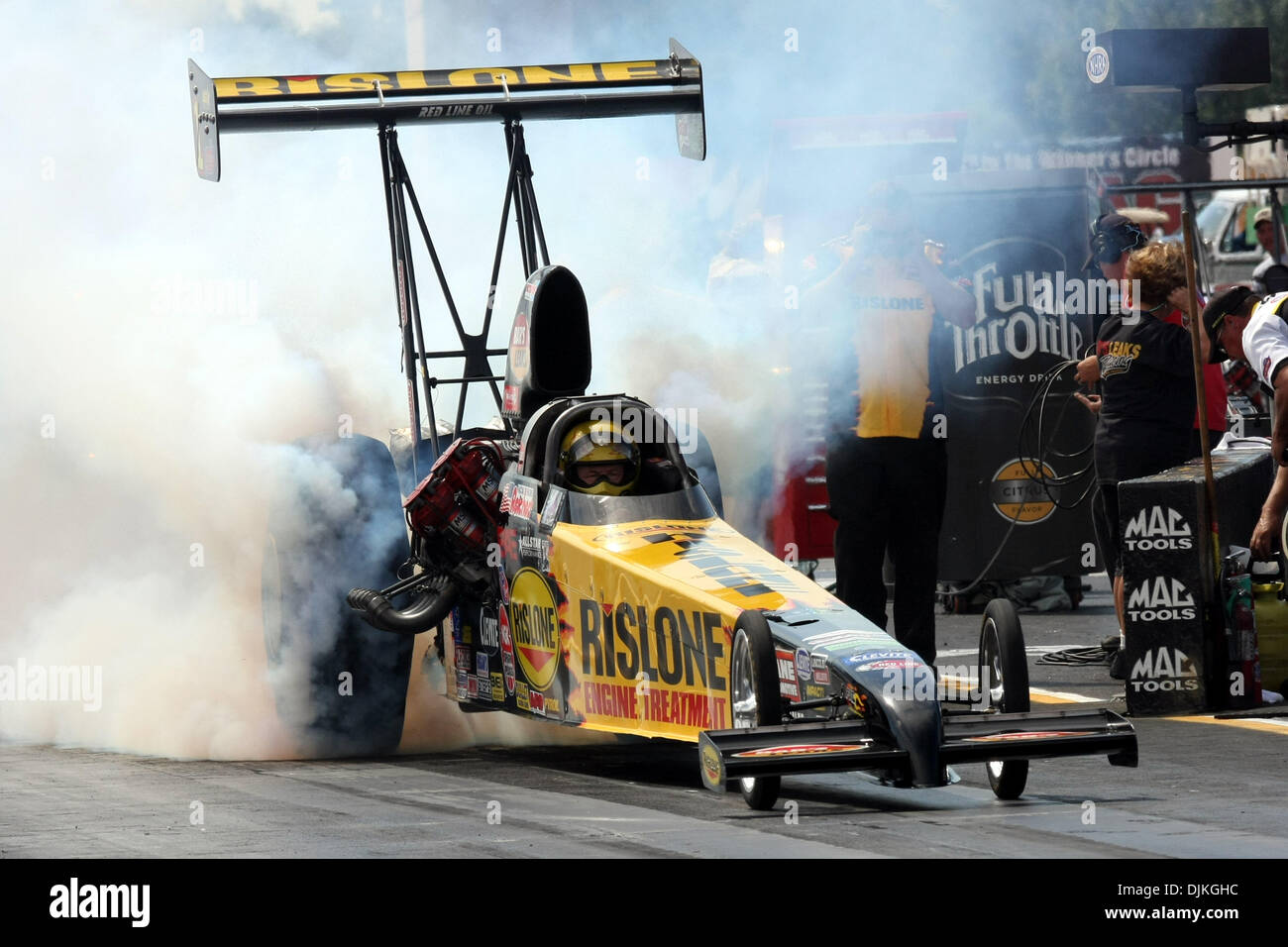 6. September 2010 - Indianapolis, Indiana, Vereinigte Staaten von Amerika - 6. September 2010: Bill Reichert tut einen Burnout in seinem Top Alkohol Dragster. Den Mac Tools U.S. Nationals fanden im O'Reilly Raceway Park in Indianapolis, Indiana statt. (Kredit-Bild: © Alan Ashley/Southcreek Global/ZUMApress.com) Stockfoto