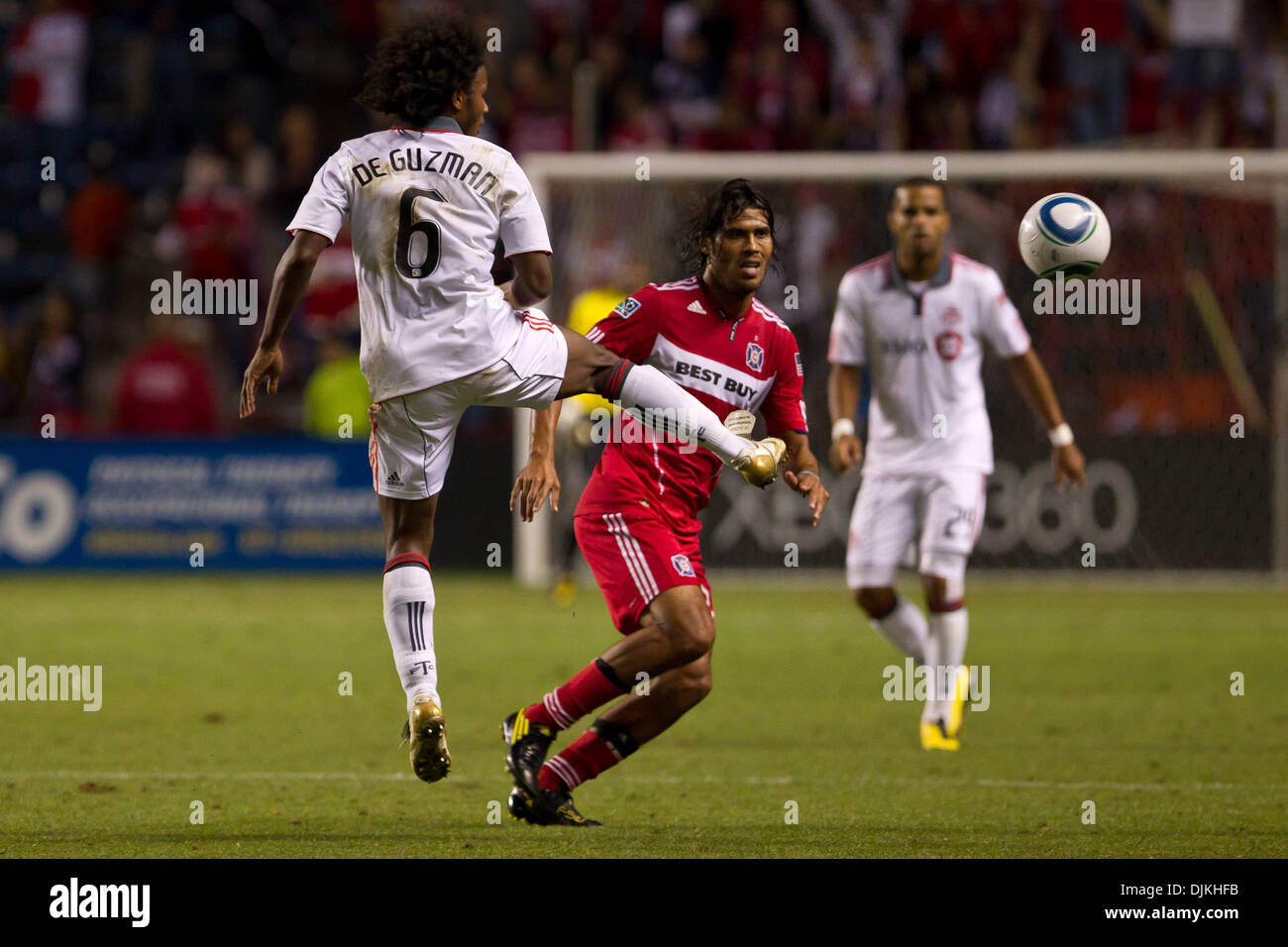 8. September 2010 - Bridgeview, Illinois, Vereinigte Staaten von Amerika - Toronto FC Mittelfeldspieler Julian de Guzman (#6) spielt den Ball vor Chicago Fire Verteidiger Wilman Conde (#22) während die MLS-Spiel zwischen den Chicago Fire und Toronto FC im Toyota Park in Bridgeview, Illinois. Das Feuer und Toronto FC zu einem 0: 0 gespielt zu binden. (Kredit-Bild: © Geoffrey Siehr/Southcreek Global/ZUMApress.com) Stockfoto