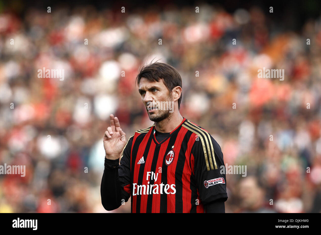 Teheran, Iran. 29. November 2013. Paolo Maldini, ein ehemaliger Spieler des AC Mailand Italiens, reagiert während einer Ausstellung Fußballspiels gegen ehemalige Spieler des Irans Persepolis im Azadi-Stadion in Teheran, der Hauptstadt des Iran, 28. November 2013. AC Milan gewann 3: 1. Bildnachweis: Ahmad Halabisaz/Xinhua/Alamy Live-Nachrichten Stockfoto