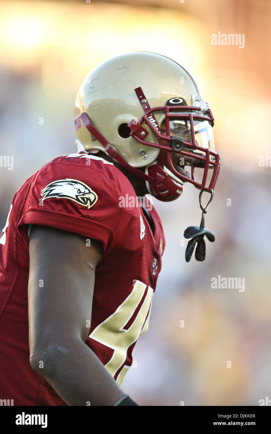 10. September 2010 - Chestnut Hill, Massachusetts, Vereinigte Staaten von Amerika - feiert Boston College Eagle Free Safety Senior Wes Davis (45) nach einem Kent State Golden Blitze fummeln im vierten Quartal.  Boston College Eagles besiegte die Kent State Golden Blitze 26 - 13. (Kredit-Bild: © Mark Box/Southcreek Global/ZUMApress.com) Stockfoto