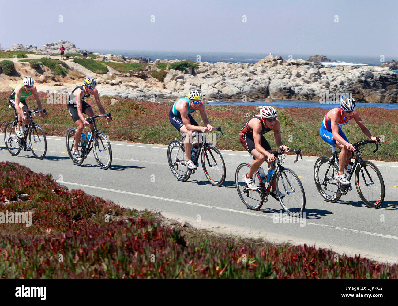 11. September 2010 - Pacific Grove, Kalifornien, USA - Führungspaket der Elite männlichen Konkurrenten übergeben Punkt Piâ€ "os im Abschnitt Radfahren beim Triathlon in Pacific Grove in Pacific Grove, Kalifornien auf Samstag, 11. September 2010. Sieger des Rennens Ethan Brown von Lowell, MA ist an vierter Stelle auf diesem Foto. (Kredit-Bild: © Monterey Herald/ZUMApress.com) Stockfoto