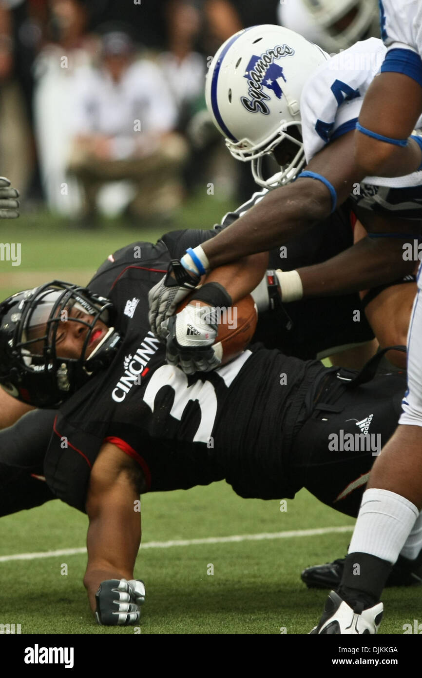 11. September 2010 ist abgeschlossen - Cincinnati, Ohio, Vereinigte Staaten von Amerika - Indiana State Platanen Cornerback Larry King (44) der Angriff auf Cincinnati Bearcats Runningback George Winn (32) in der zweiten Hälfte des Spiels zwischen der University of Cincinnati und Indiana State Stadium Nippert, Cincinnati, Ohio. Cincinnati gewann mit einem Endstand von 40-7. (Kredit-Bild: © John Long Stockfoto