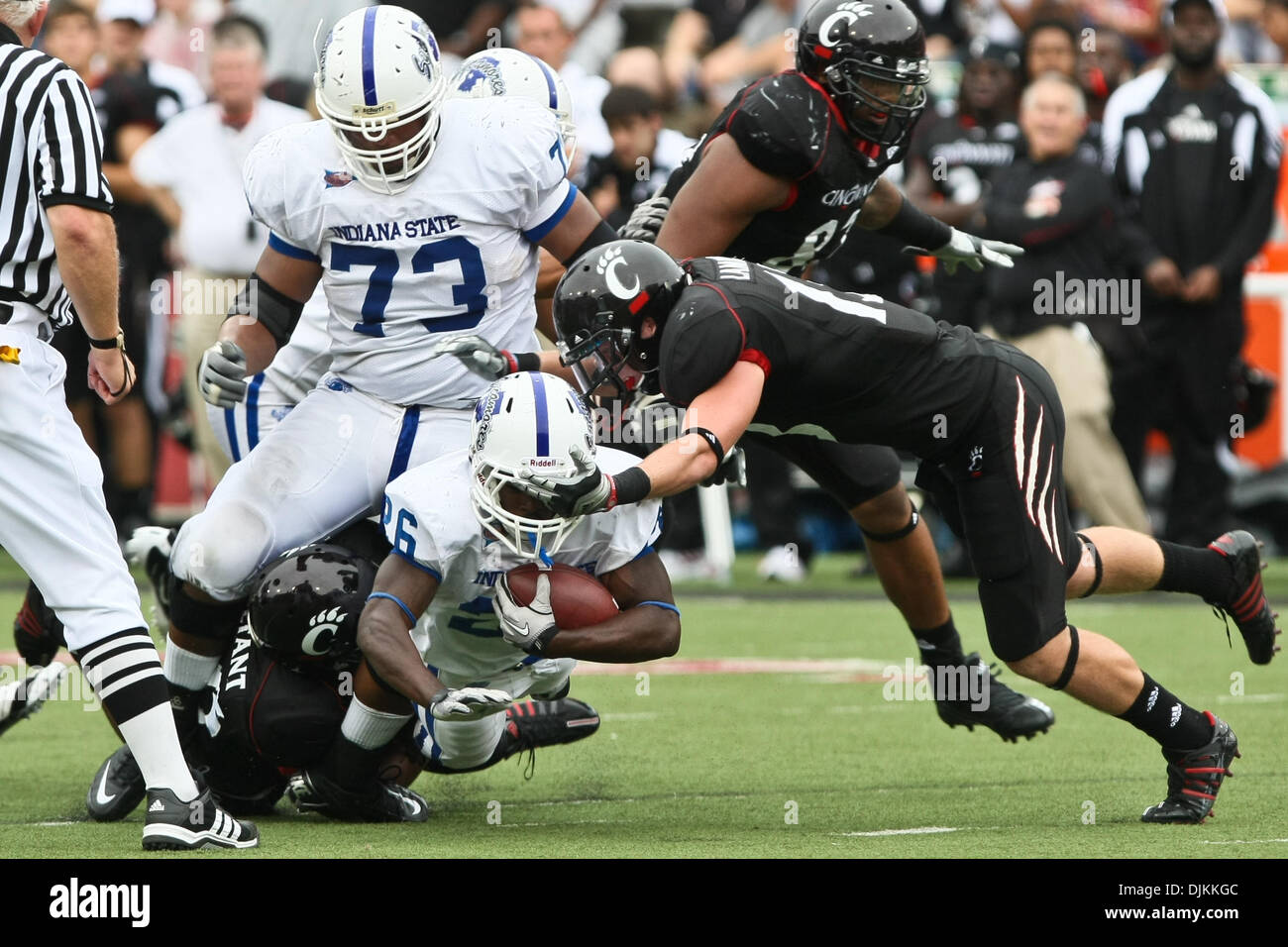 11. September 2010 ist abgeschlossen - Cincinnati, Ohio, Vereinigte Staaten von Amerika - Cincinnati Bearcats Cornerback Pat Lambert (13) der Angriff auf Indiana State Platanen Runningback Shakir Bell (26) in der zweiten Hälfte des Spiels zwischen der University of Cincinnati und Indiana State Stadium Nippert, Cincinnati, Ohio. Cincinnati gewann mit einem Endstand von 40-7. (Kredit-Bild: © John Lon Stockfoto