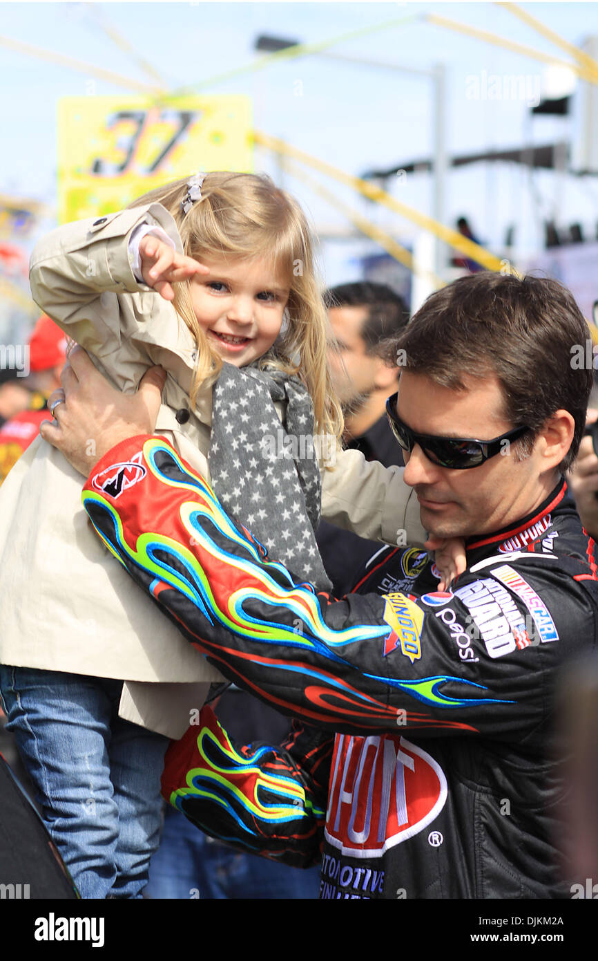 Jeff Gordon verbringt Zeit mit Tochter Ella Sophia vor Beginn der ersten Gatorade Duel Qualifying Rennen auf dem Daytona International Speedway in Daytona Beach, Florida. (Kredit-Bild: © David Roseblum/Southcreek Global/ZUMApress.com) Stockfoto