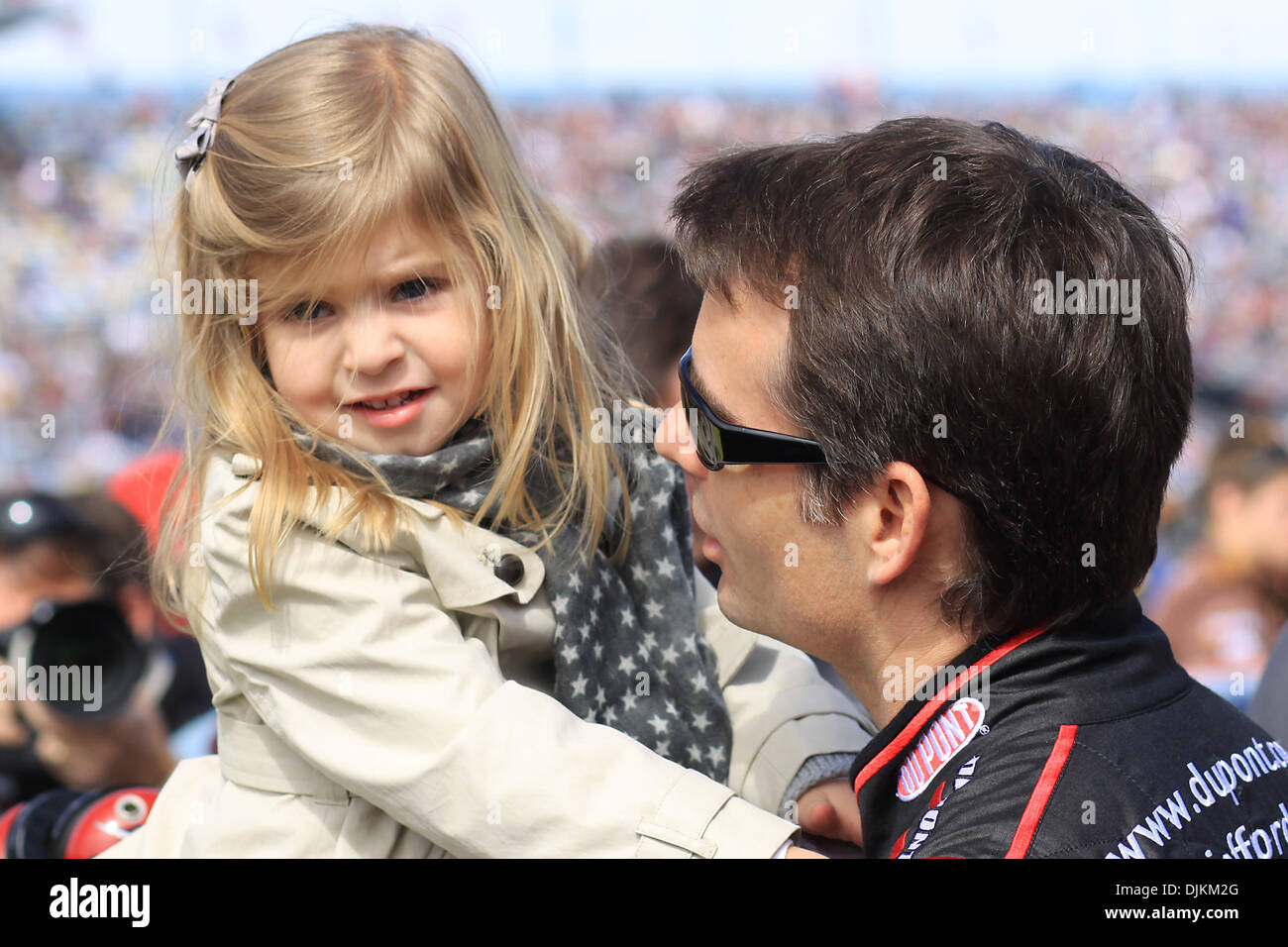 Jeff Gordon verbringt Zeit mit Tochter Ella Sophia vor Beginn der ersten Gatorade Duel Qualifying Rennen auf dem Daytona International Speedway in Daytona Beach, Florida. (Kredit-Bild: © David Roseblum/Southcreek Global/ZUMApress.com) Stockfoto