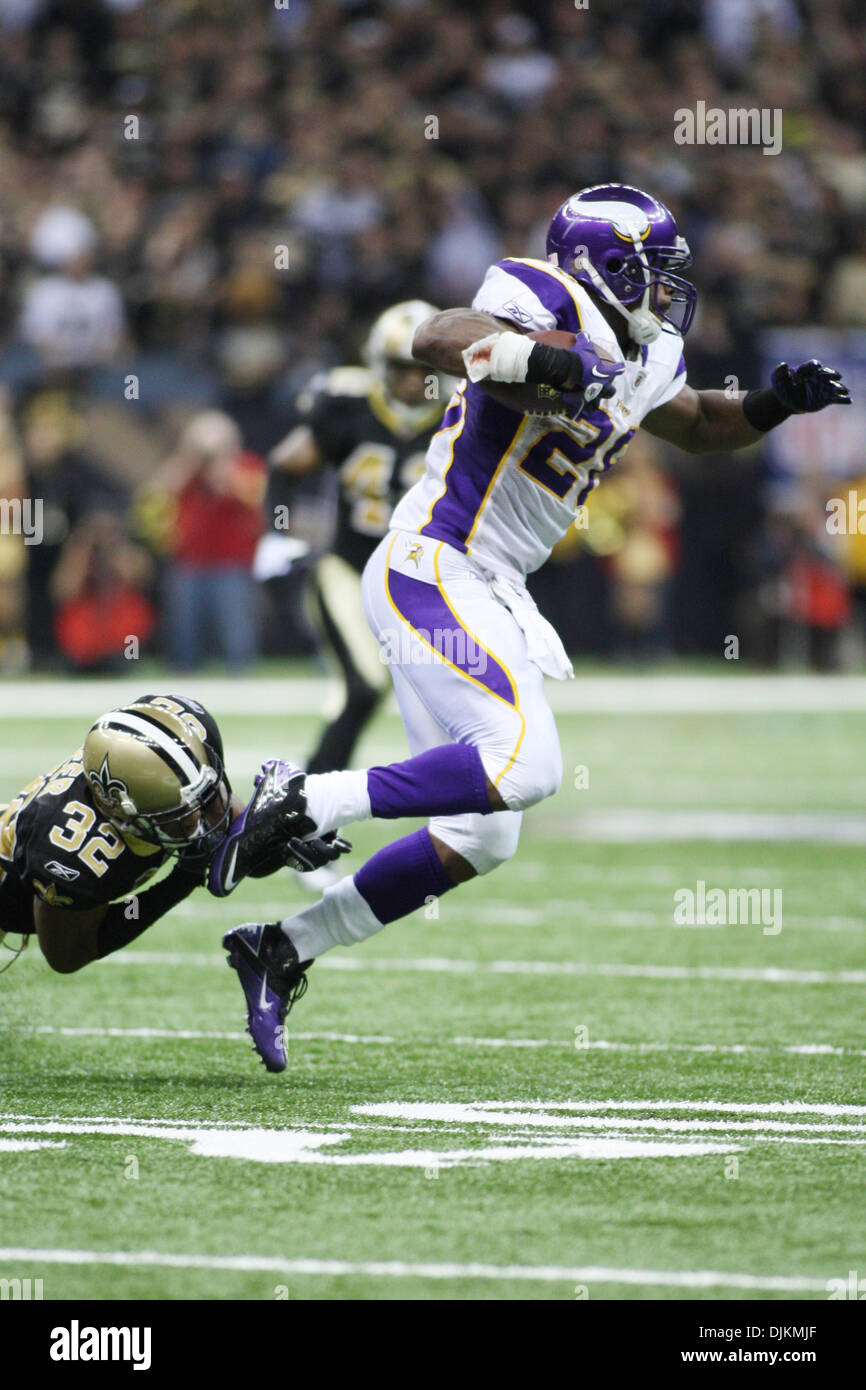 24. Januar 2010: Minnesota RB Adrian Peterson (28) läuft der Ball während der Spielaktion der NFC Meisterschaft zwischen den Minnesota Vikings und den New Orleans Saints an der Louisiana Superdome in New Orleans, Louisiana. Saints gewann im OT 31-28. (Kredit-Bild: © Donald Seite/Southcreek Global/ZUMApress.com) Stockfoto