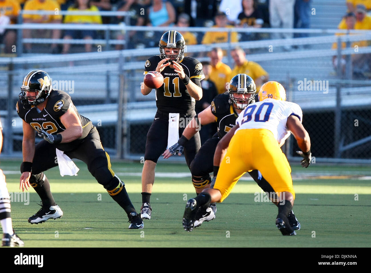 11. September 2010 quarterback - Columbia, Missouri, Vereinigte Staaten von Amerika - Missouri Tigers Blaine Gabbert (11) erhält die Wanderung während eines Spiels zwischen dem Missouri Tigers und der McNeese State University Cowboys auf Faurot Field at Memorial Stadium auf dem Campus der University of Missouri in Columbia. Die Tiger besiegte die Cowboys 50-6. (Kredit-Bild: © Scott Kane/Sou Stockfoto