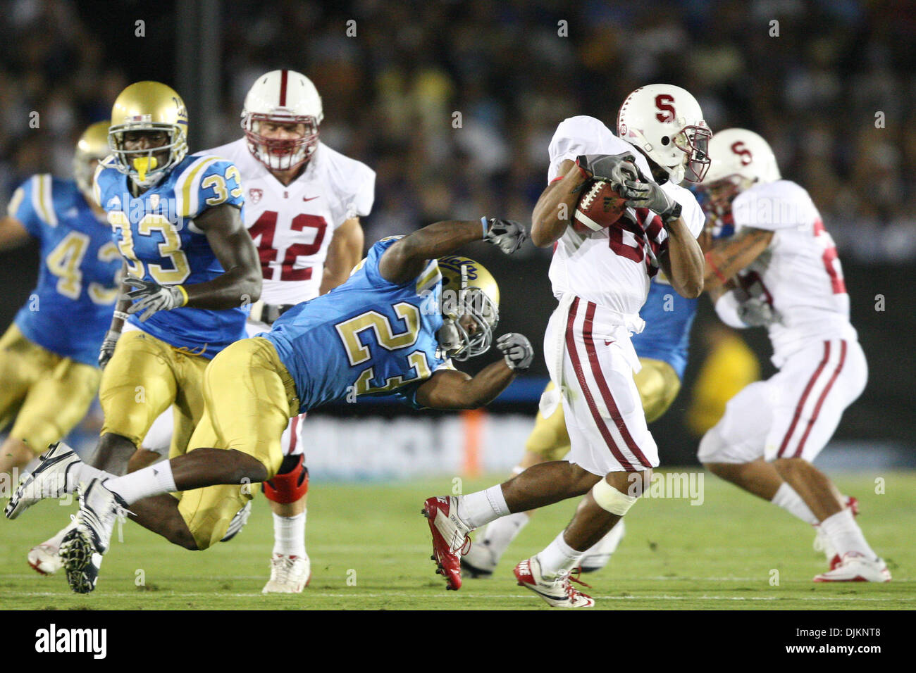 11. September 2010 - Pasadena, California, Vereinigte Staaten von Amerika - Stanford Cardinal Wide Receiver Doug Baldwin #89 (R) vermeidet das Tackle von UCLA Bruins Runningback Johnathan Franklin #23 (L) während der UCLA Vs ging Stanford-Spiel im Rose Bowl, Stanford, um UCLA mit einem Endstand von 35: 0 zu besiegen. (Kredit-Bild: © Brandon Parry/Southcreek Global/ZUMApress.com) Stockfoto