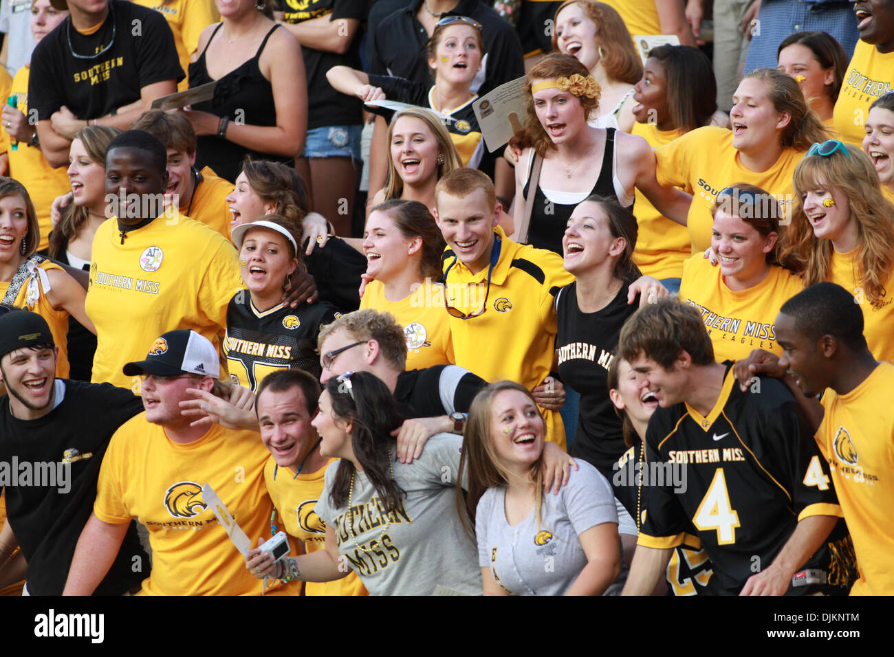 11. September 2010 - Hattiesburg, Mississippi, Vereinigte Staaten von Amerika - Fans feiern bei Southern Miss-Sieg über Prairie View A & M 34-7 im Spiel im M.M. Roberts Stadium. (Kredit-Bild: © Collin Hays/Southcreek Global/ZUMApress.com) Stockfoto