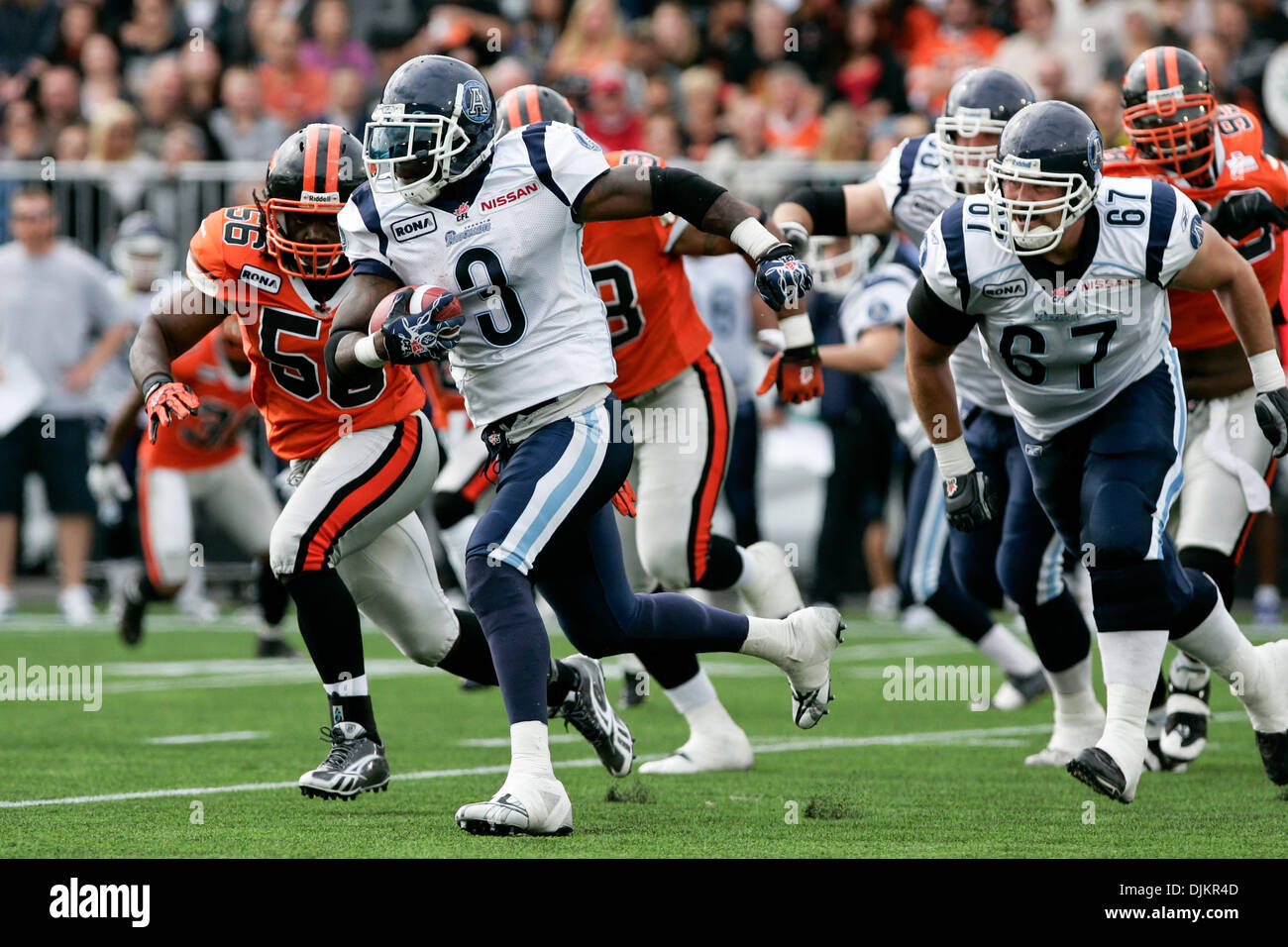 11. September 2010 - Vancouver, British Columbia, Kanada - Toronto Argonauten #3 RB Corey Boyd davonlaufen nach dem Fang eines Pass BC Lions #56 LB Solomon Elimimian ist dicht dahinter (Credit-Bild: © James Healey/Southcreek Global/ZUMApress.com) Stockfoto