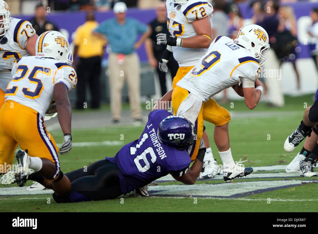 11. September 2010 befasst sich - Fort Worth, Texas, Vereinigte Staaten von Amerika - TCU Sicherheit JURELL THOMPSON (#16) TENNESSEE TECH QB TRE Lamm (#9) von hinten früh im Spiel.  TCU, gewinnt das Spiel 62-7 am Amon G. Carter Stadium (Credit-Bild: © Andrew Dieb/Southcreek Global/ZUMApress.com) Stockfoto